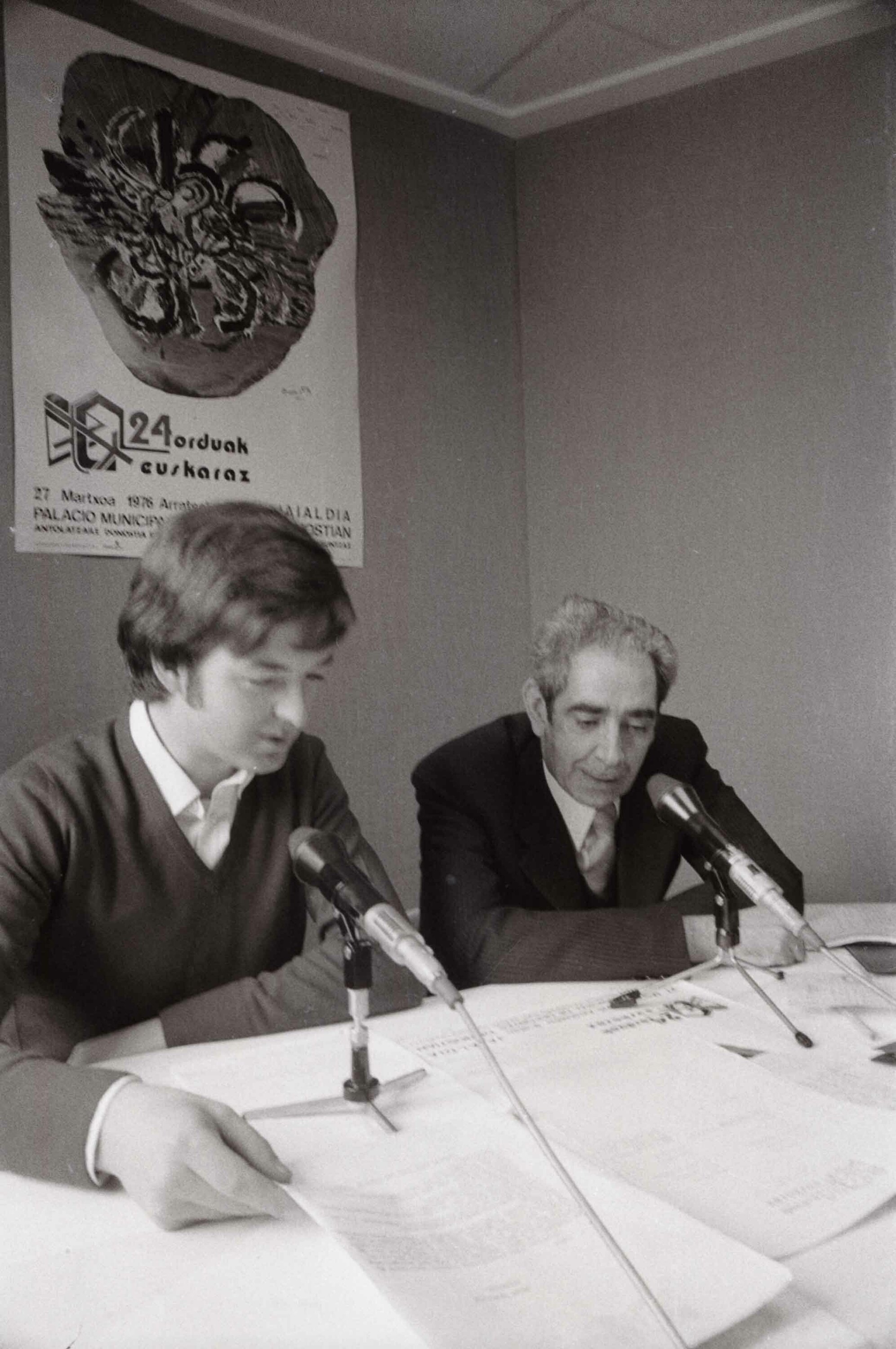 Jose Ramon Beloki eta Koldo Mitxelena, Donostiako Herri Irratiaren egoitzan. ARTURO DELGADO / KOLDO ORDOZGOITI