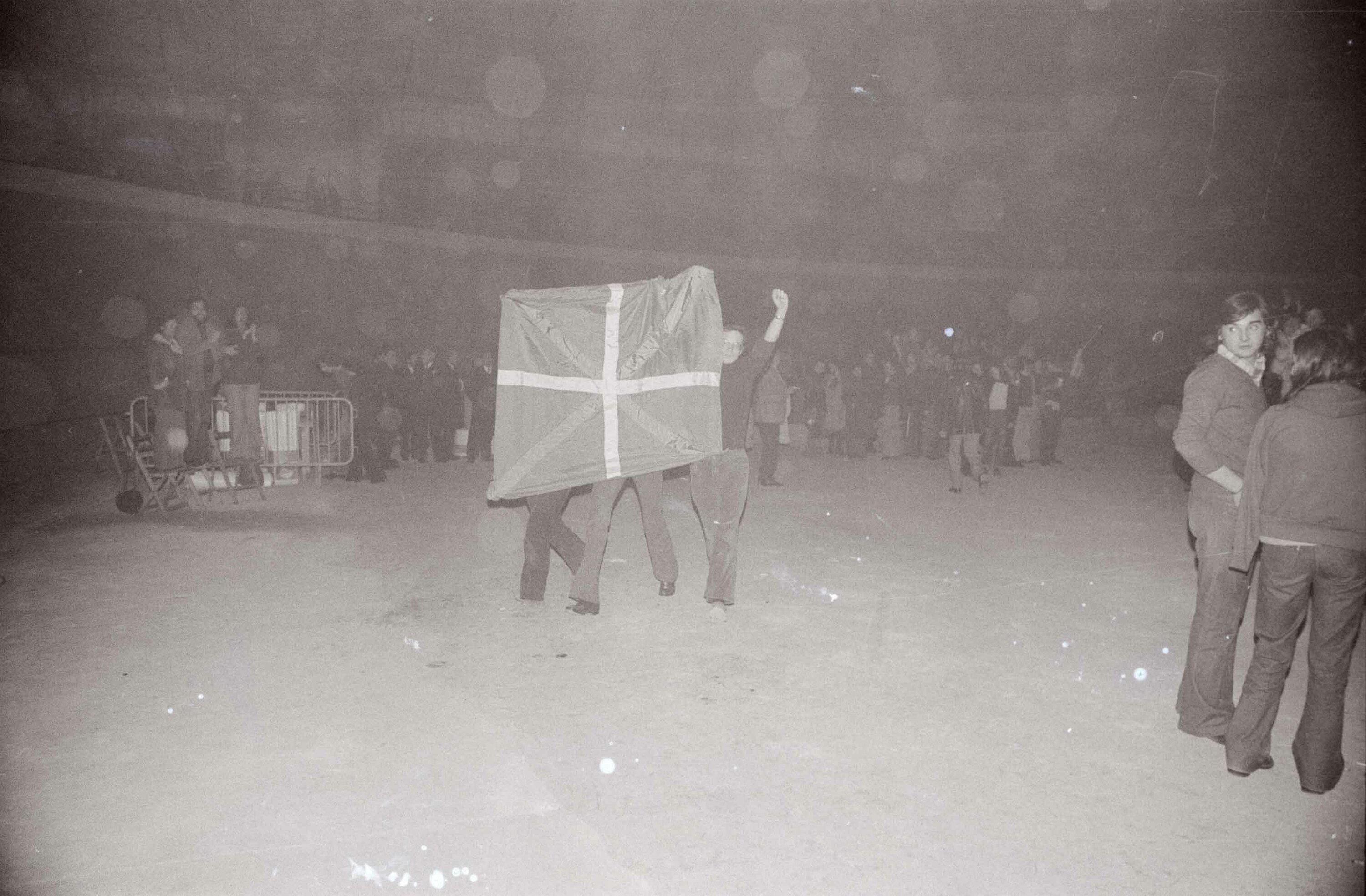 Belodromoko jaialdian ikurrinak, oihuak eta kantuak zabaldu ziren lau aldeetara. ARTURO DELGADO / KOLDO ORDOZGOITI