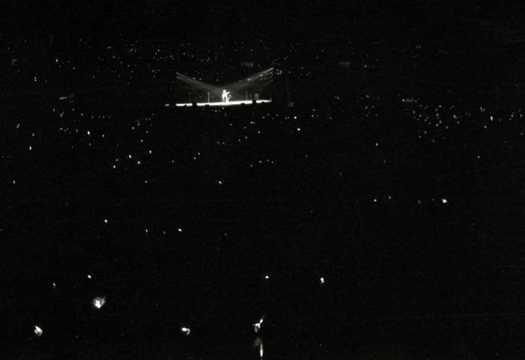 «Puntako» musikariak elkartu zituzten '24 orduak euskaraz' jaialdian, 1976ko martxoaren 27an, Donostiako Anoetako belodromoan. Irudian, argiak itzalita eta txiskeroak piztuta. ARTURO DELGADO / K. ORDOZGOITI