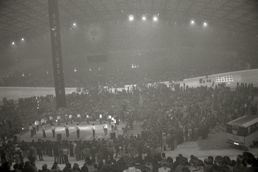 '24 orduak euskaraz' ekitaldiak jendetza bildu zuen Donostiako Anoetako belodromoan. ARTURO DELGADO / KOLDO ORDOZGOITI