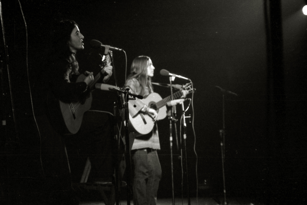 Lourdes Iriondo eta Lupe. HERRI IRRATIKO ARTXIBOA