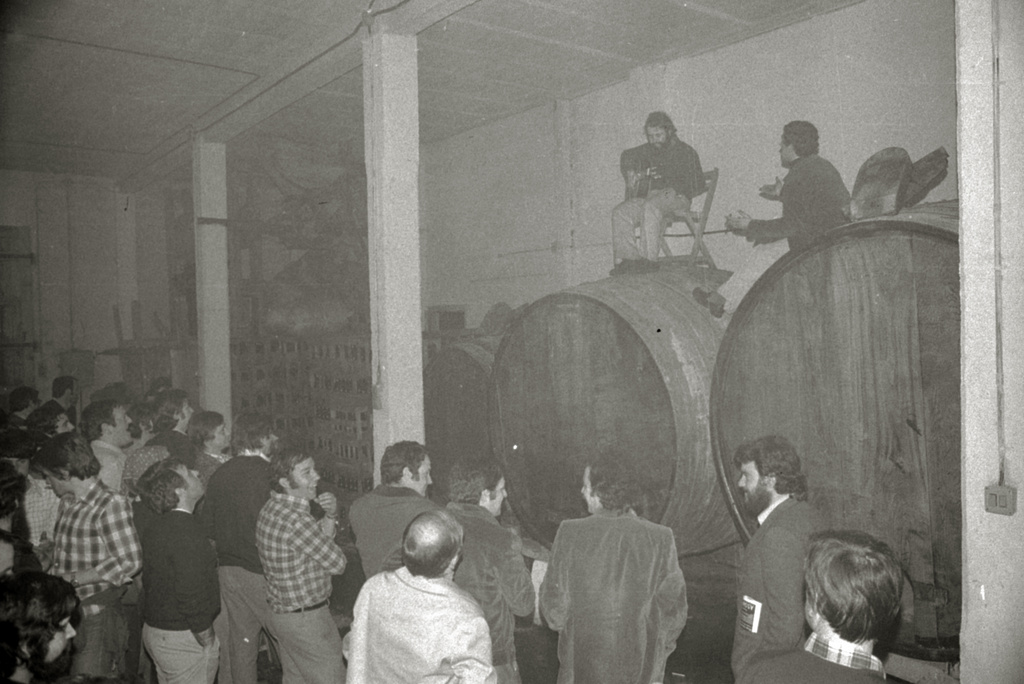 '24 orduak euskaraz' saioa antolatu zuten Herri Irratiko langileak, Saizar sagardotegian, ekitaldiaren osteko ospakizunean. HERRI IRRATIKO ARTXIBOA