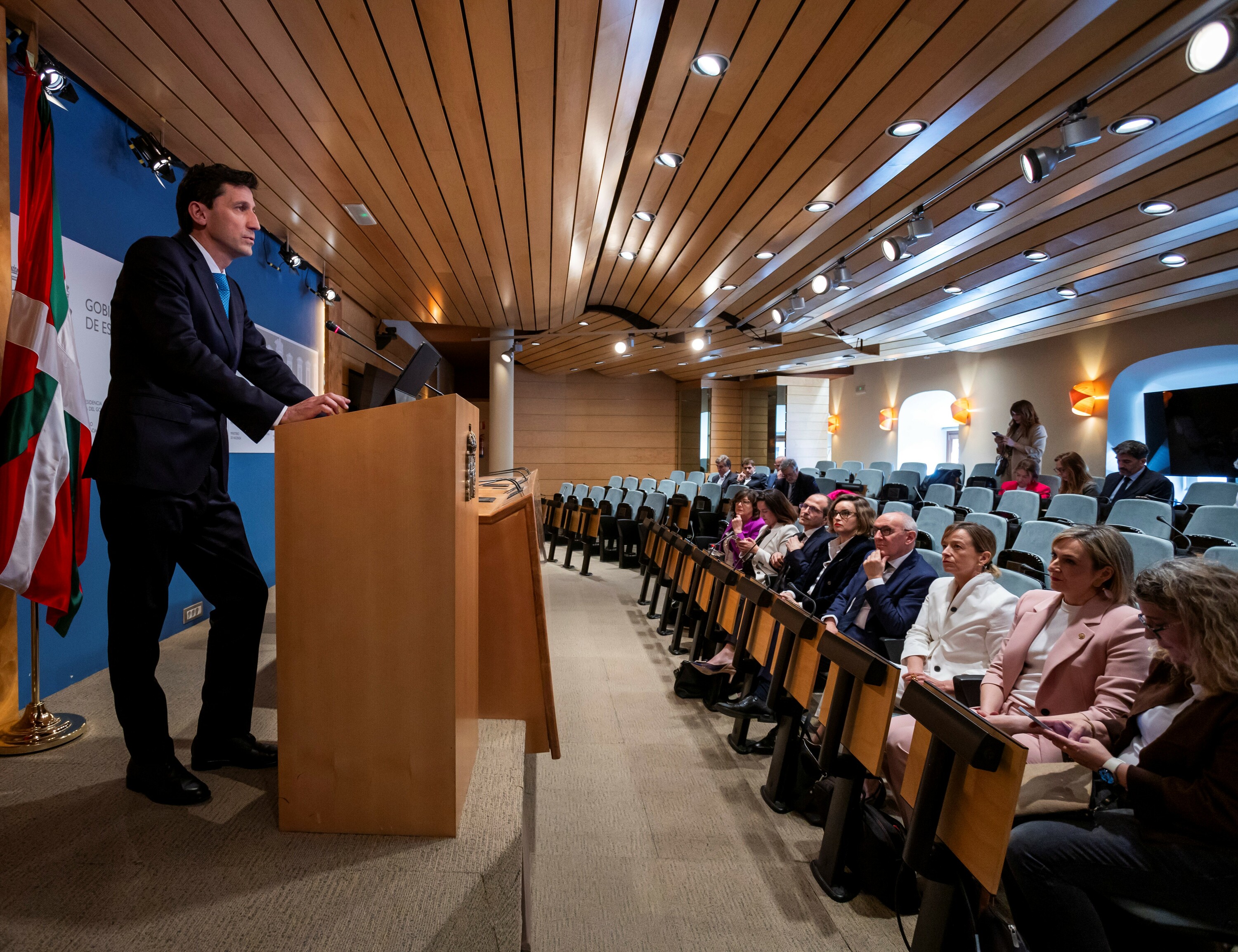 Eusko Jaurlaritzako eta foru aldundietako ordezkariak Madrilen, batzorde mistoaren bilera batean. Artxiboko irudia. IREKIA