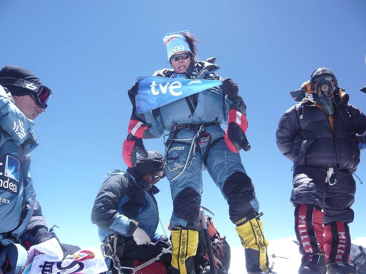 Edurne Pasaban alpinista, Shisha Pangma mendiko tontorrean, bere hamalaugarren zortzimilakoan. FRAN LATORRE / AL FILO DE LO IMPOSIBLE