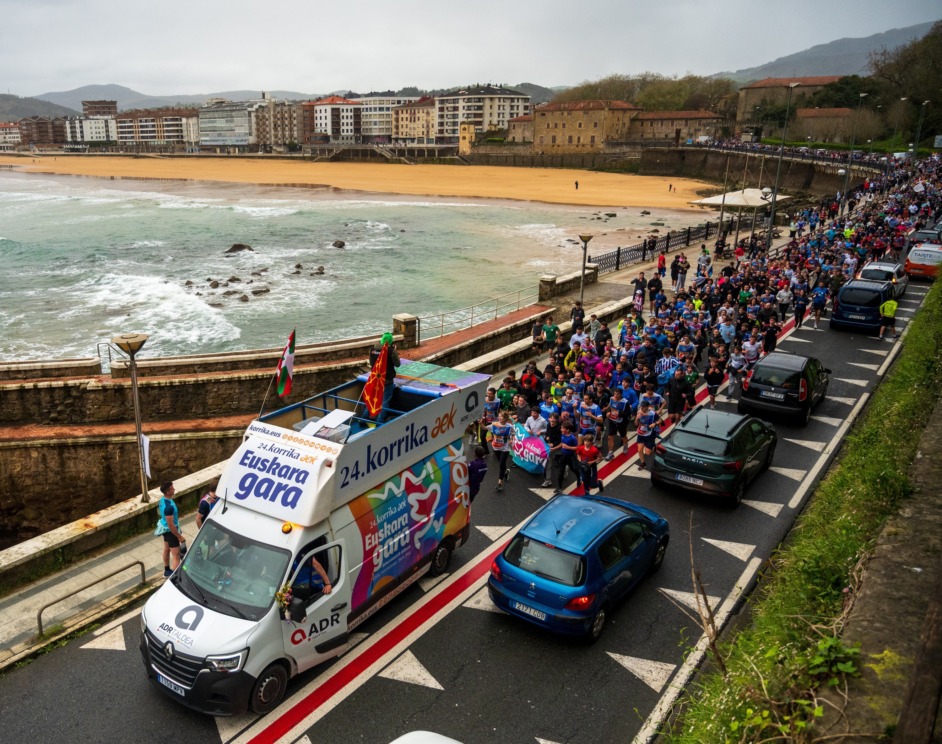 Korrikaren furgoneta Zarautzetik ateratzen, gaur arratsaldean. GORKA RUBIO / FOKU