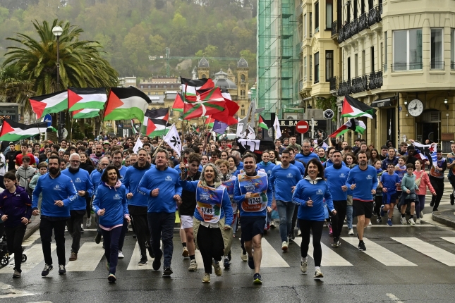 Eusko Jaurlaritzako sailburuak lekukoa eskuan hartuta, Donostian. GORKA RUBIO / FOKU