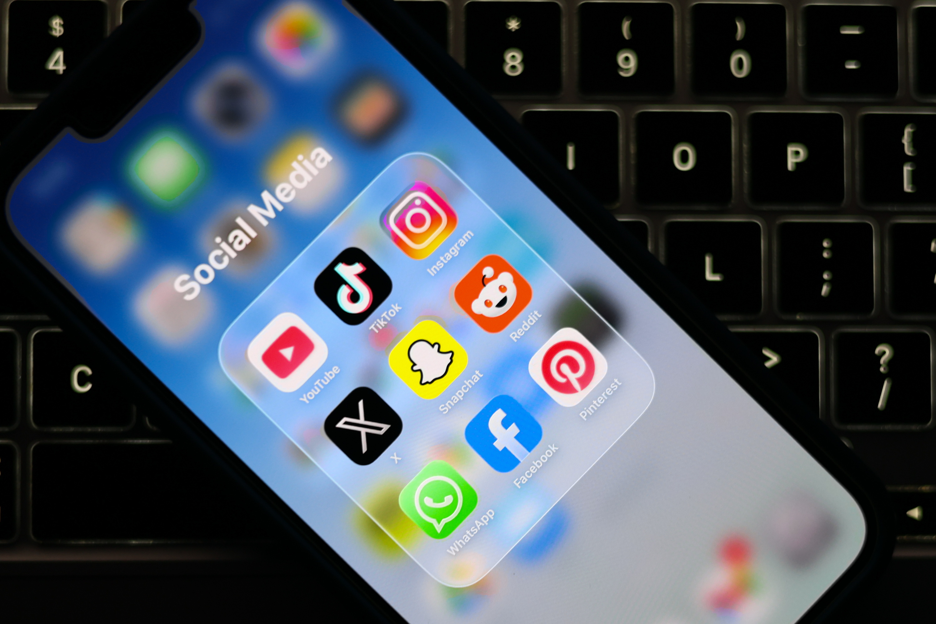 Whatsapp, Instagram, Facebook eta Youtube jendea mendeko bihurtzeko eginda daudela ondorioztatu du AEBetako epaitegi batek. ADAM VAUGHAN / EFE