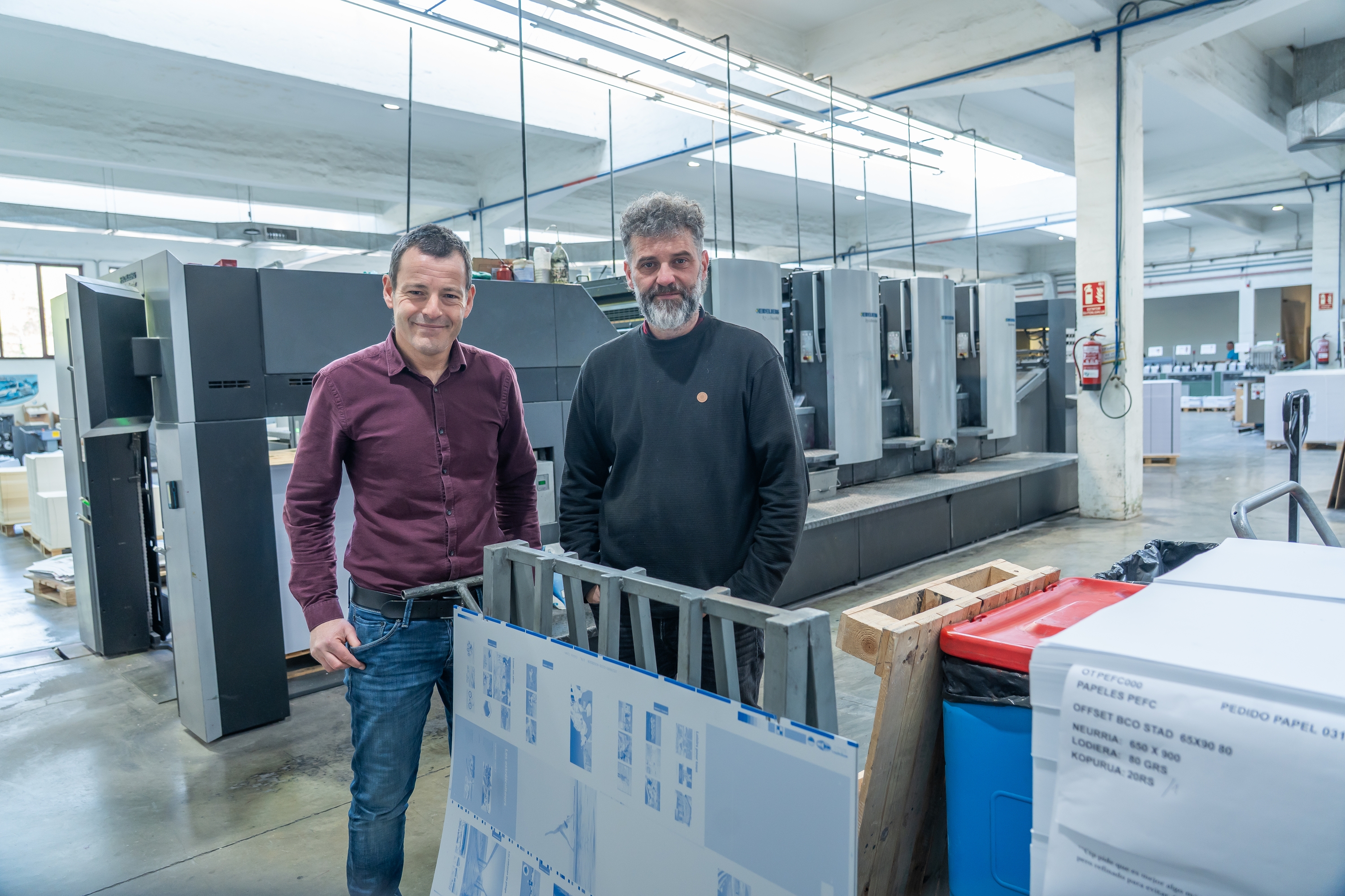 Iñigo Illarramendi eta Asier Miner, plantxa baten atzean eta lau gorputzeko makinaren aurrean. ANDONI CANELLADA / FOKU