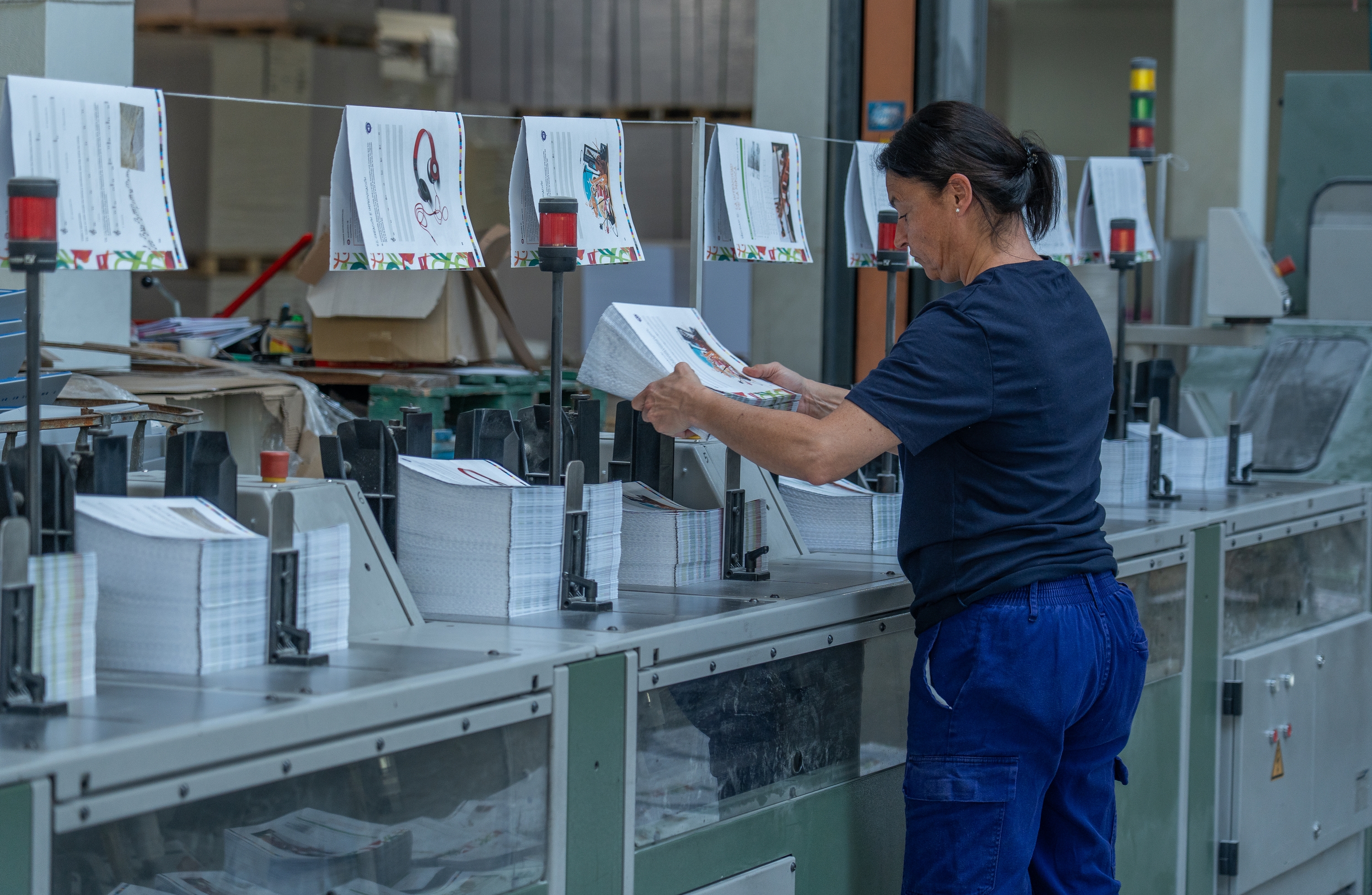 Langile bat, orriak ordenatzen. ANDONI CANELLADA / FOKU