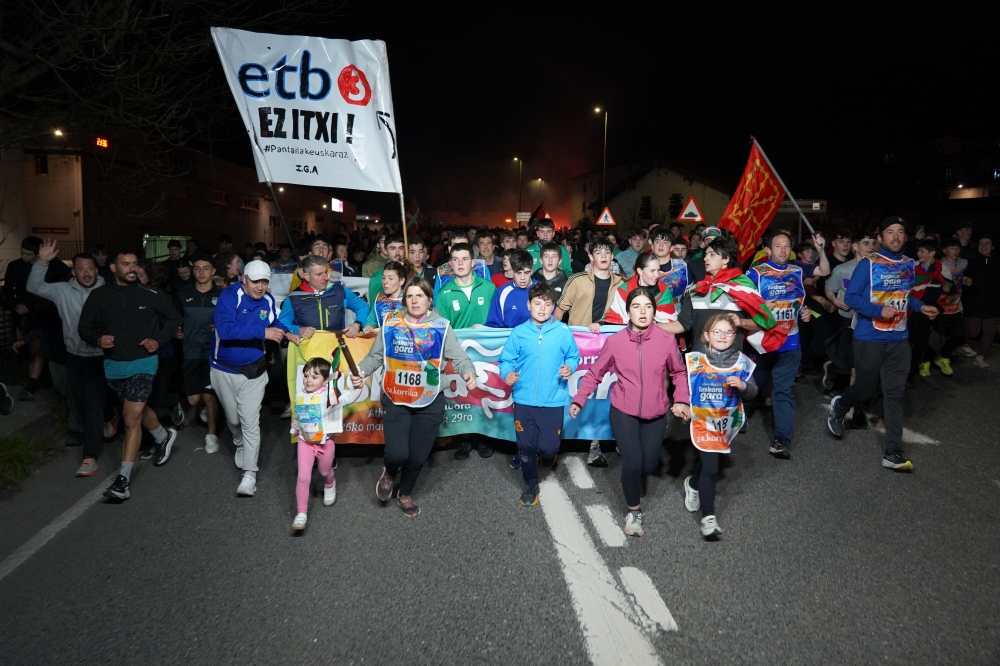 24. Korrika, atzean ETB3ko itxieraren aurkako pankarta bat ageri dela. KORRIKA