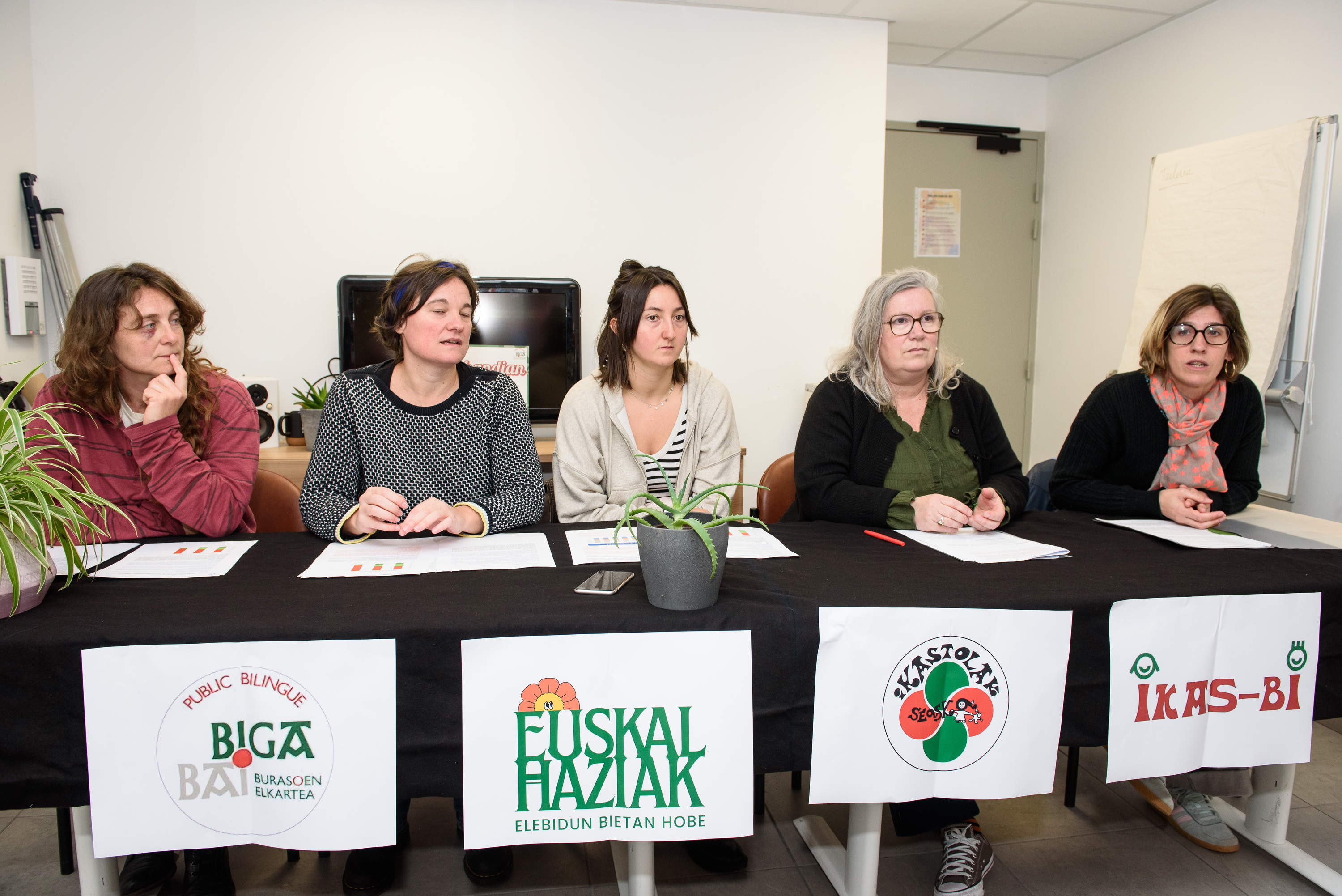 Euskarazko irakaskuntzaren aldeko eragileen prentsaurrekoa. GUILLAUME FAUVEAU