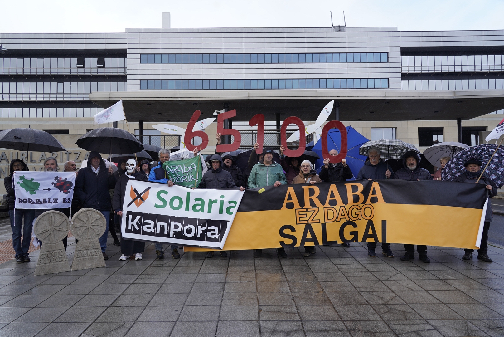 Alegazioak aurkeztu baino lehen 26 elkarte eta eragilek Eusko Jaurlaritza aurrean egindako kontzentrazioa, gaur goizean, Gasteizen. RAUL BOGAJO / FOKU