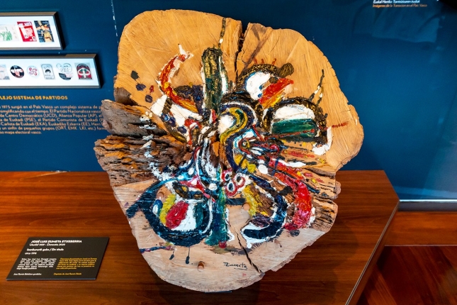 (ID_17744527173915) \'24 orduak euskaraz\' ekitaldia iragartzeko karteleko pieza. Zume