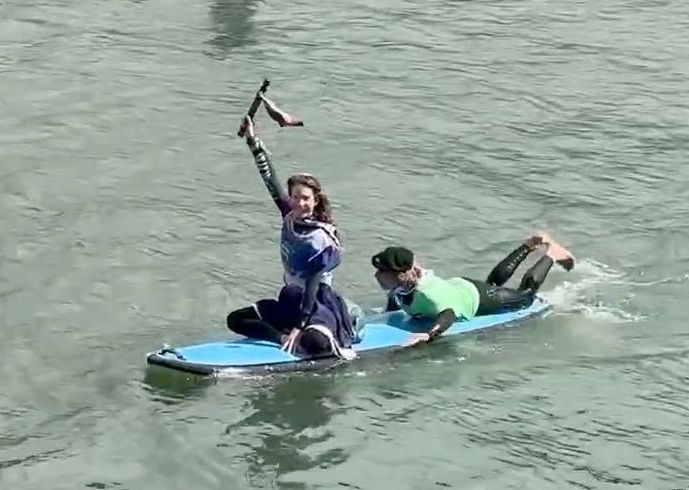 Korrikaren lekukoa, arraun surf taula batean.