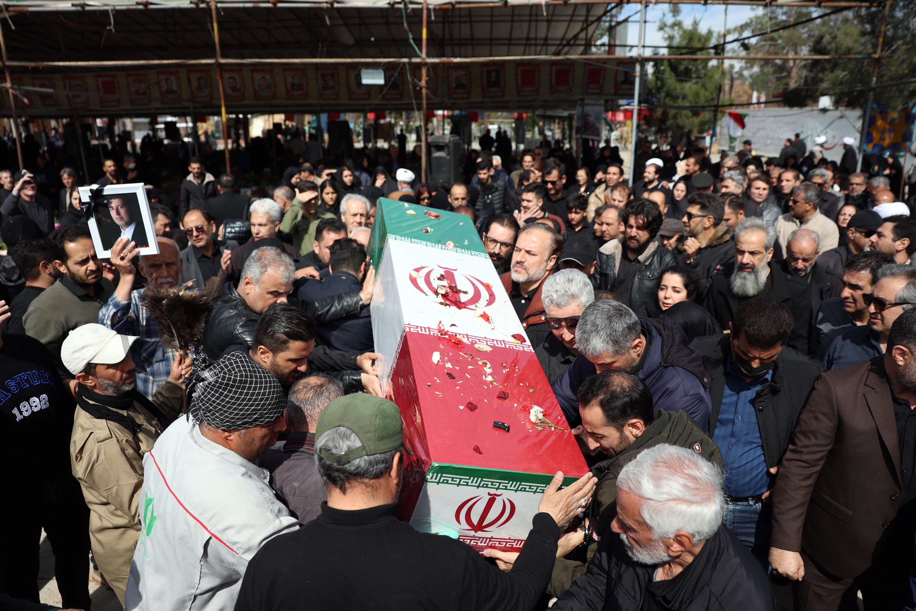 Israelek eta AEBek Iranen egindako erasoetan hildako pertsona batzuen hileta, gaur, Teheranen. ABEDIN TAHERKENAREH / EFE