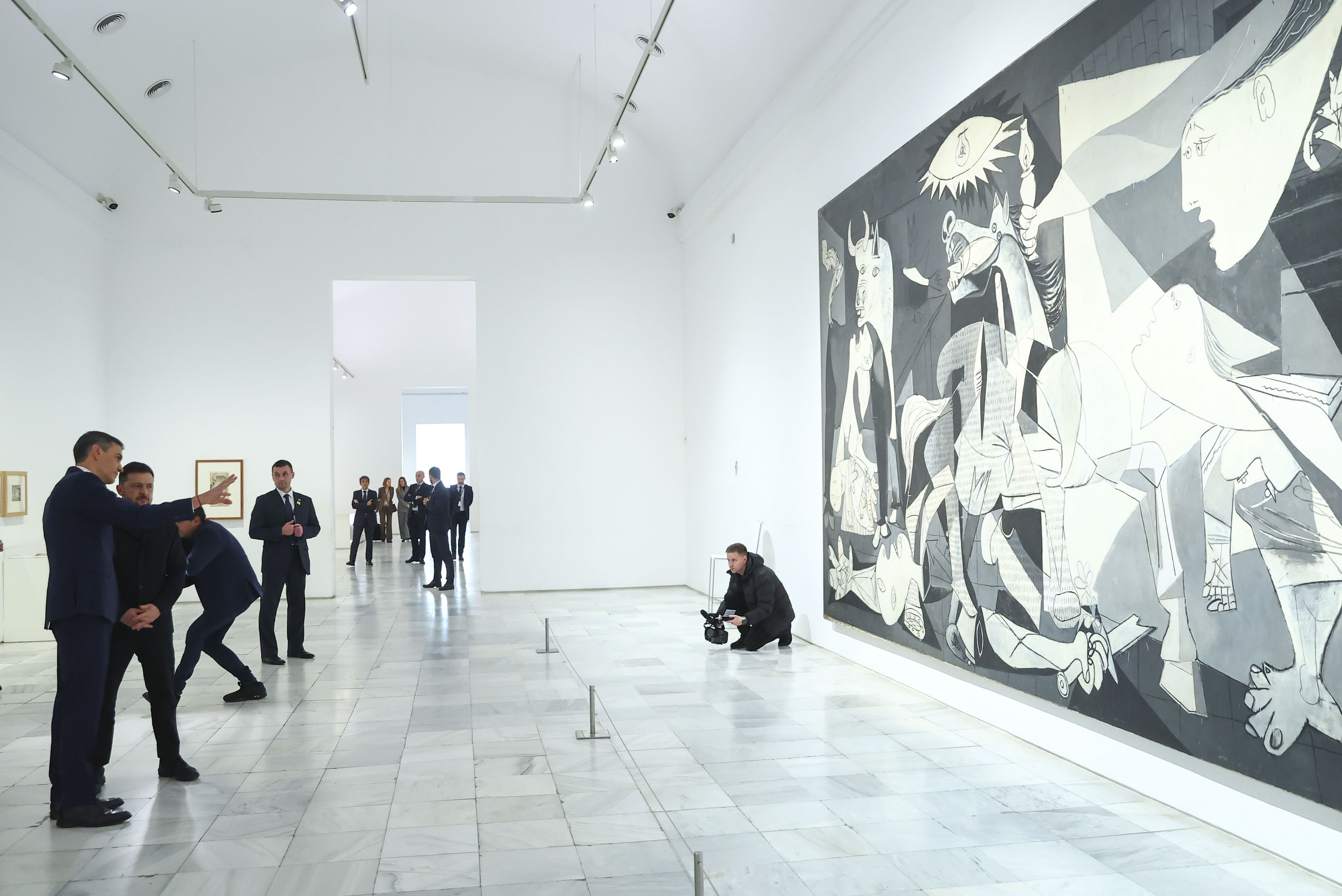 Espainiako Gobernuko presidentea eta Ukrainako Gobernukoa, iaz, Pablo Picassoren 'Gernika' koadroa ikusten. FERNANDO CALVO / EFE