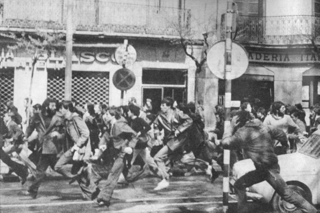 Manifestariak korrika, 1976ko Aberri Egunean.