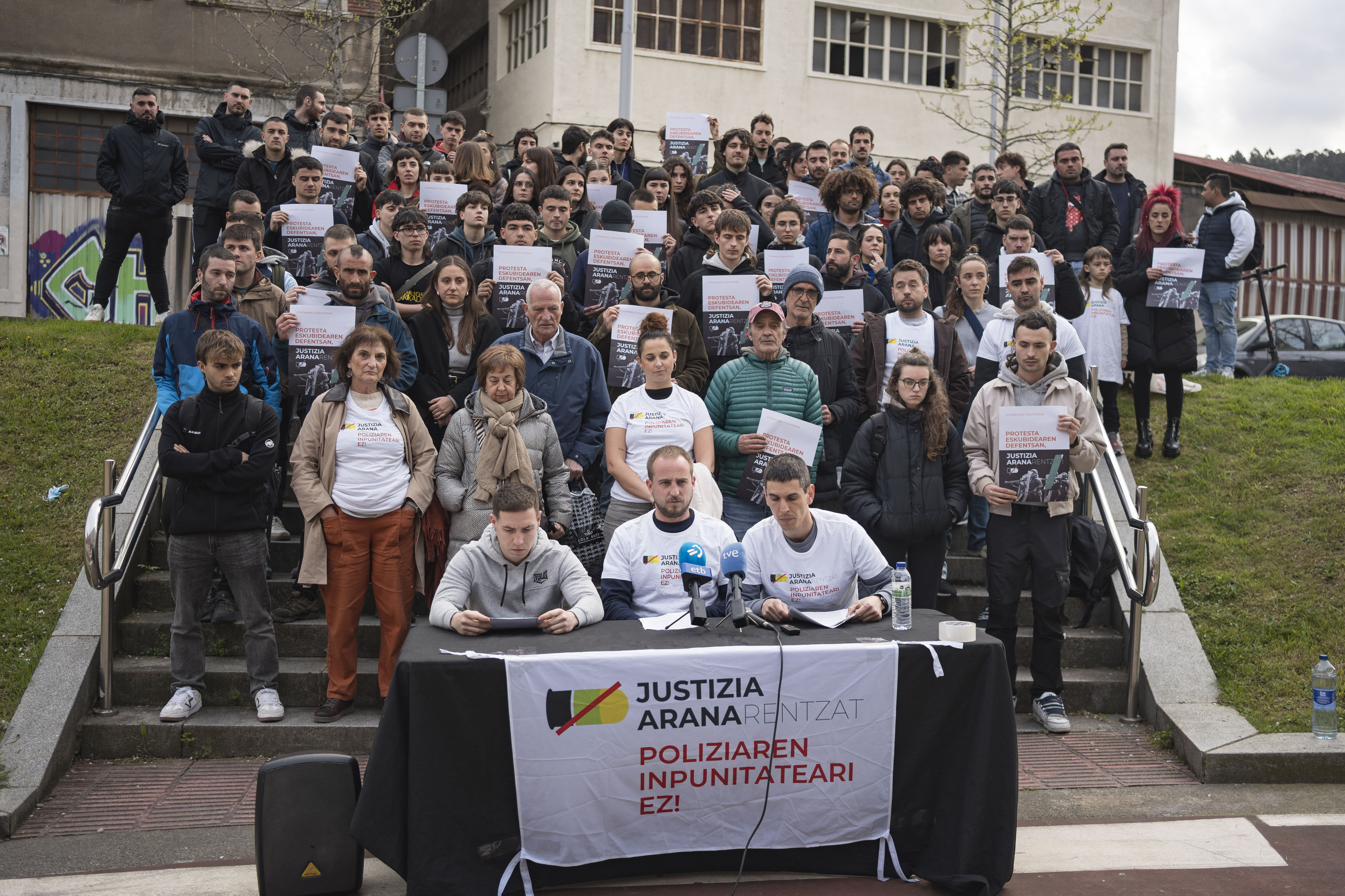 Iker Arana, erdian, Errekaldeko bizilagun ugarik babestuta, gaur, Bilbon. ARITZ LOIOLA / FOKU