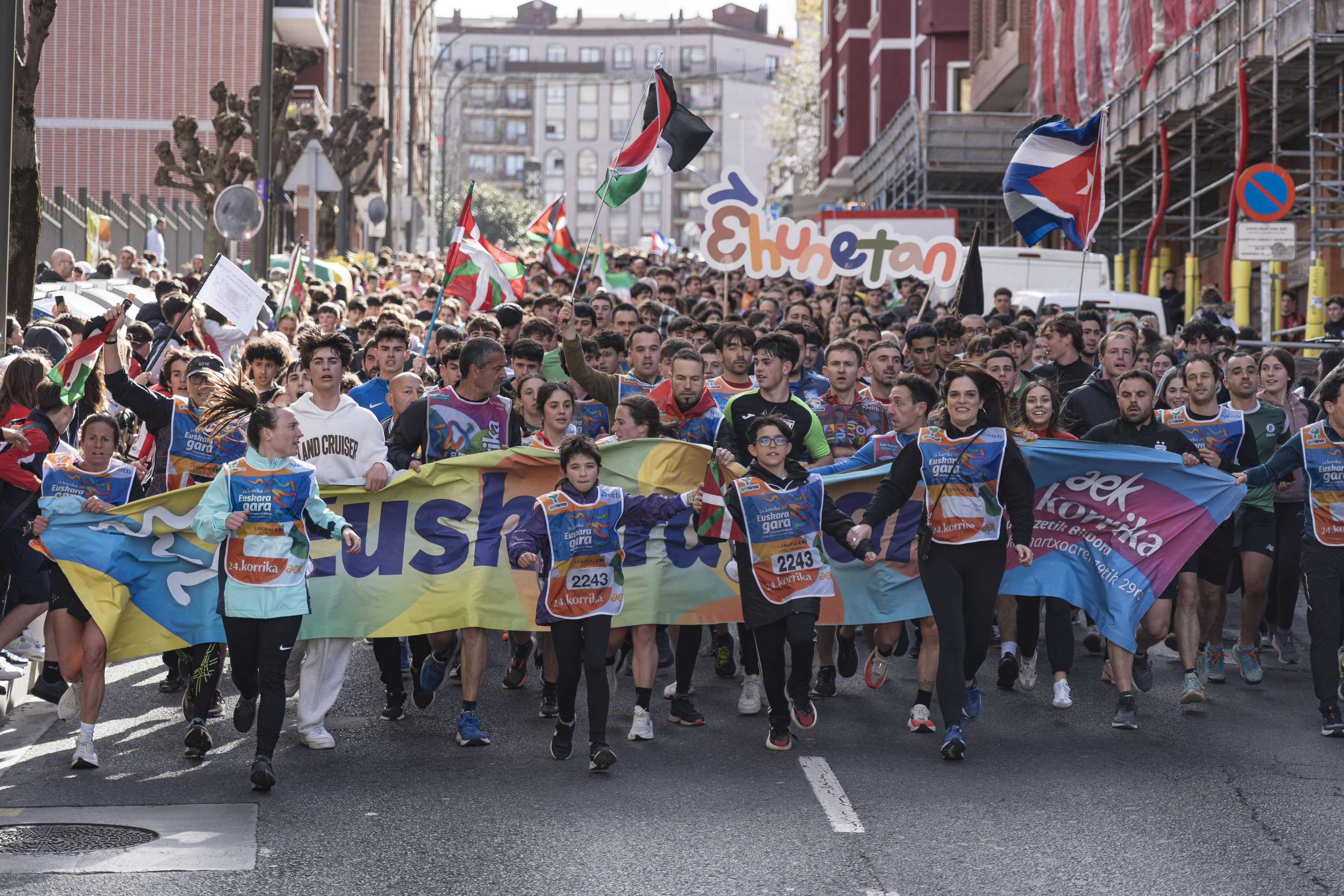 Jendetza lasterka Santurtzin, gaur arratsaldean. ARITZ LOIOLA / FOKU