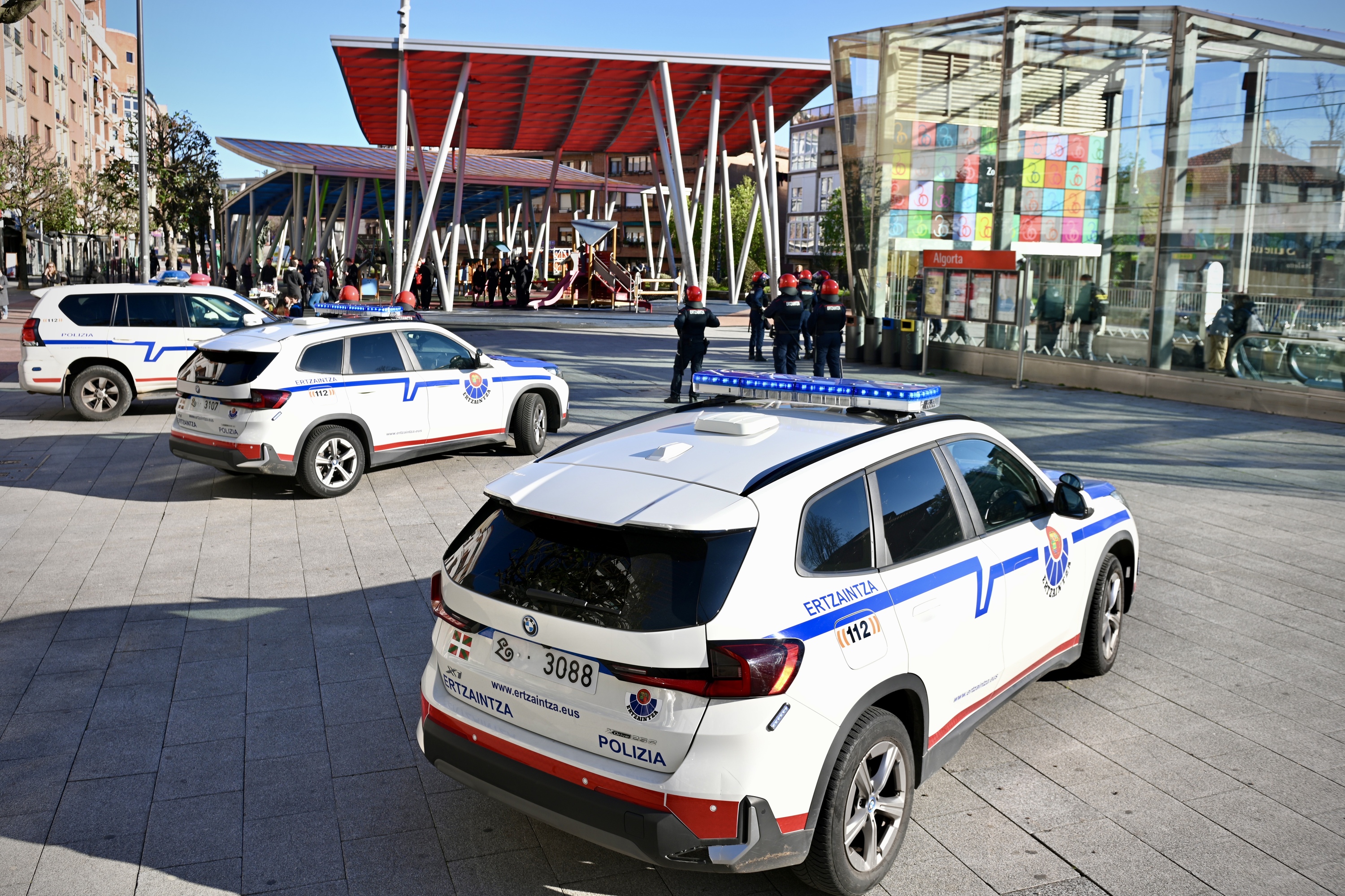 Ertzaintzaren zenbait ibilgailu, artxiboko irudi batean. MIKEL MARTINEZ DE TRESPUENTES / FOKU