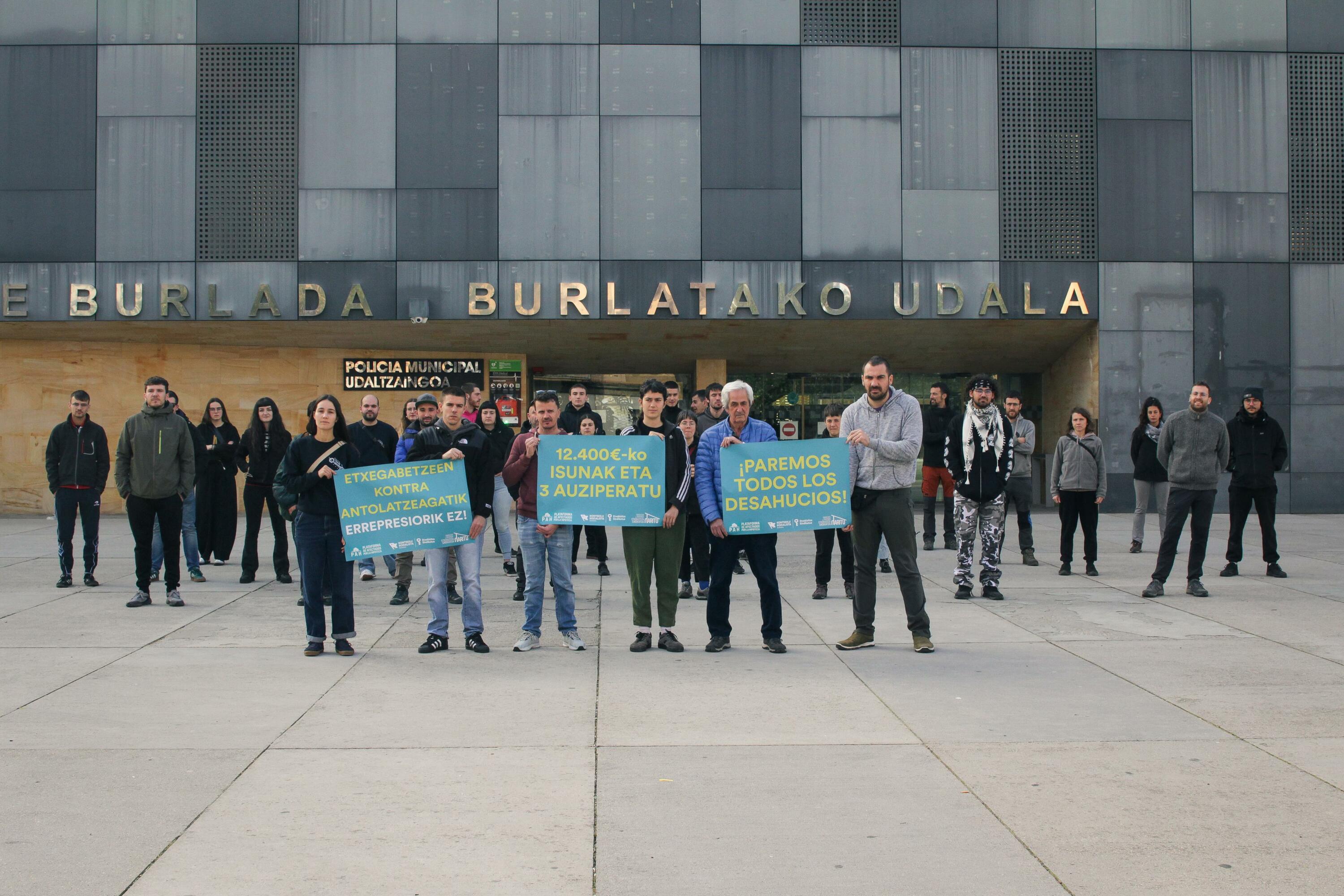 «Errepresioa» salatu duten eragileek atzo egindako elkarretaratzea, Burlatan (Nafarroa). IRUÑERRIKO ETXEBIZITZA SINDIKATUA