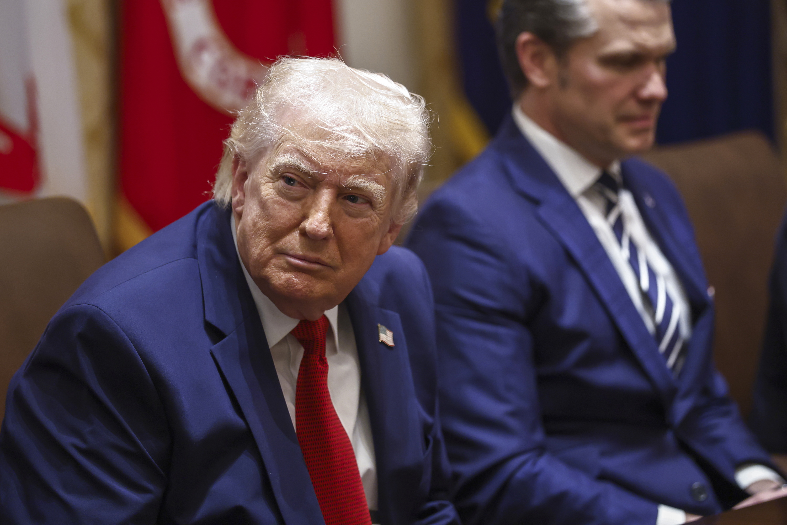 Donald Trump atzo, Etxe Zurian, alboan Pete Hegseth Gerra idazkaria duela. WILL OLIVIER / EFE