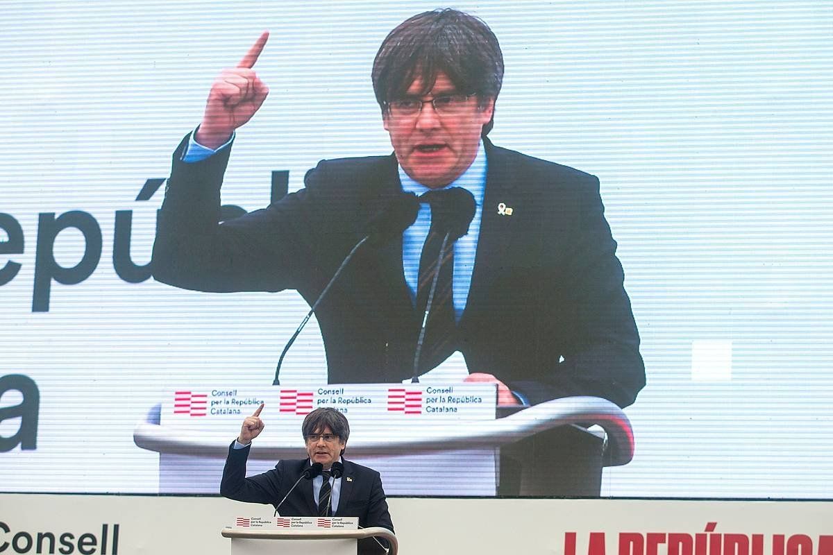 Carles Puigdemont, otsailean eginiko agerraldi batean. DAVID BORRAT / EFE