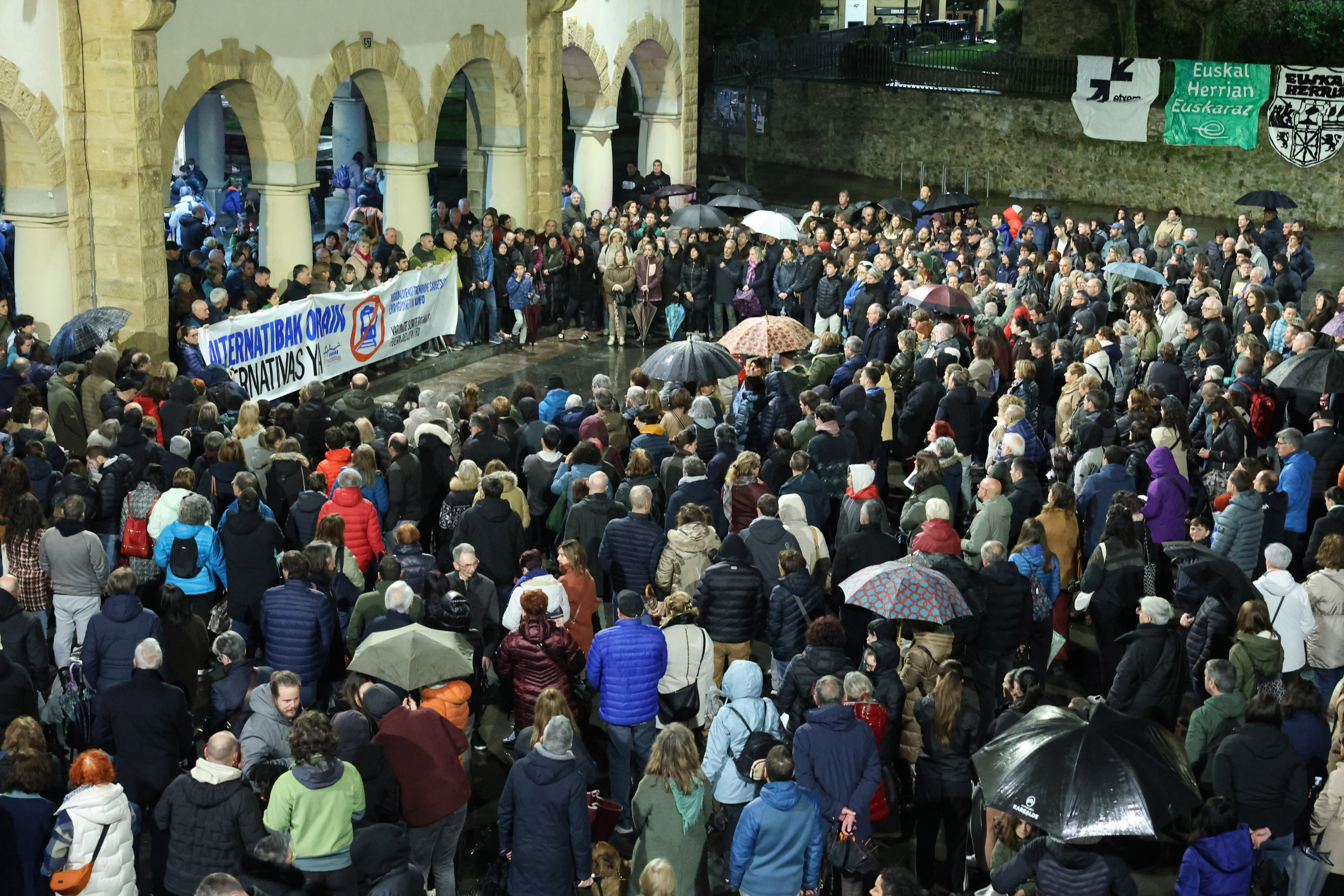 Hegoaldeko tren saihesbidearen bigarren fasearen aurkako elkarretaratzea, atzo, Arrigorriagan. OSKAR MATXIN EDESA / FOKU
