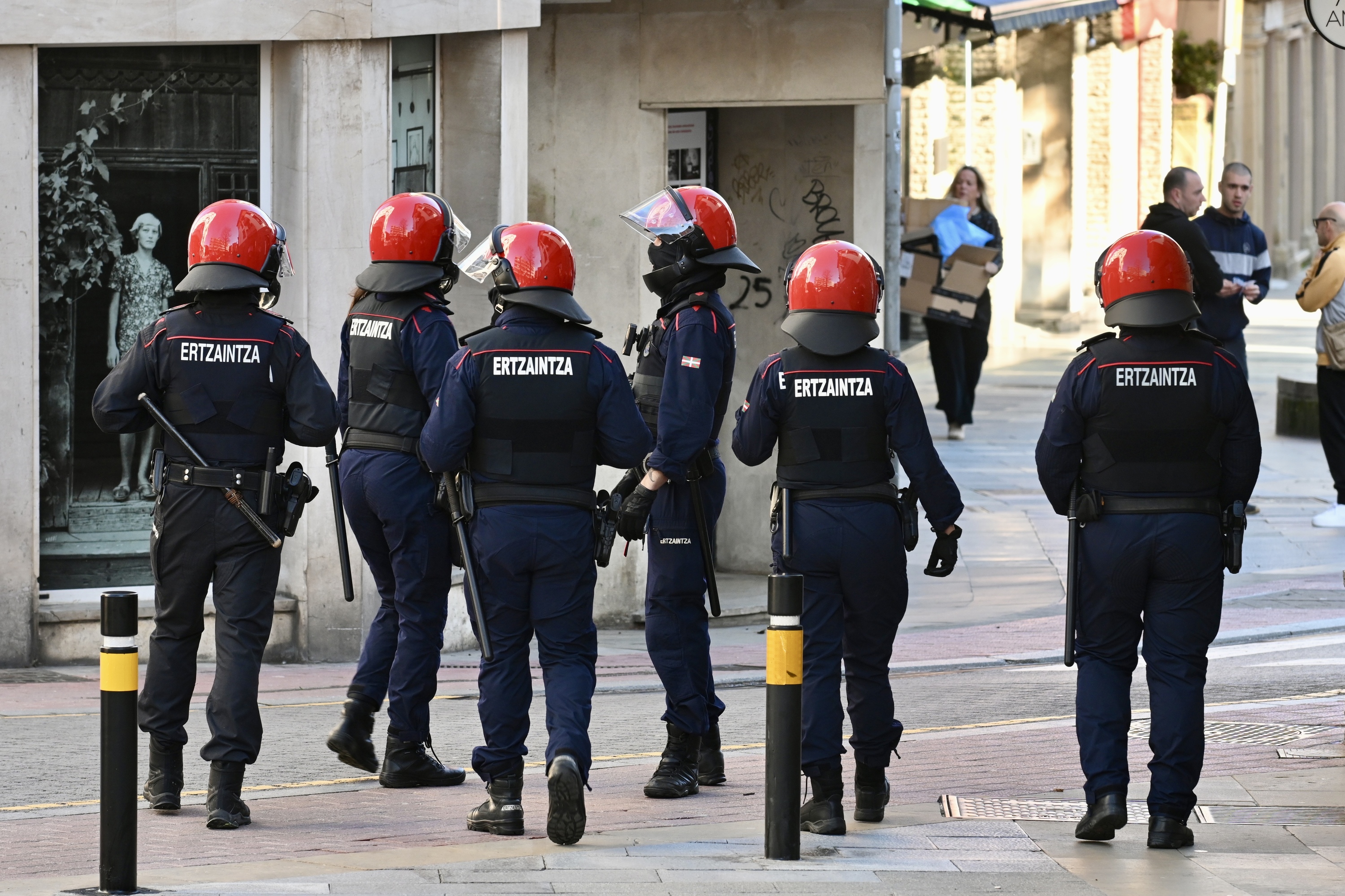 Ertzaintza, Algortan, artxiboko irudi batean. MIKEL MARTINEZ DE TRESPUENTES / FOKU