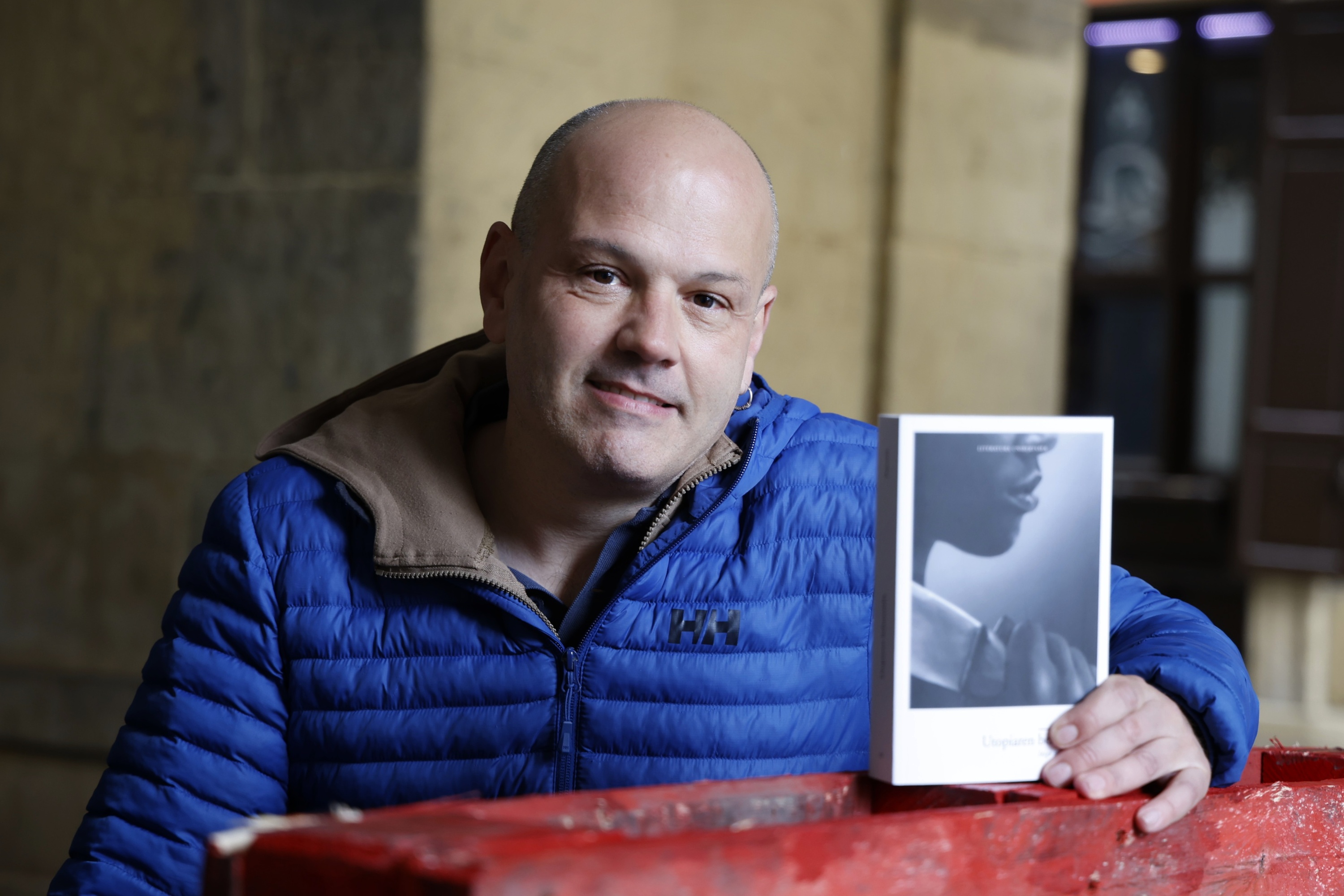 Iñigo Roque, gaur, 'Utopiaren belaunaldia' liburuaren aurkezpenean, Donostian. MAIALEN ANDRES / FOKU