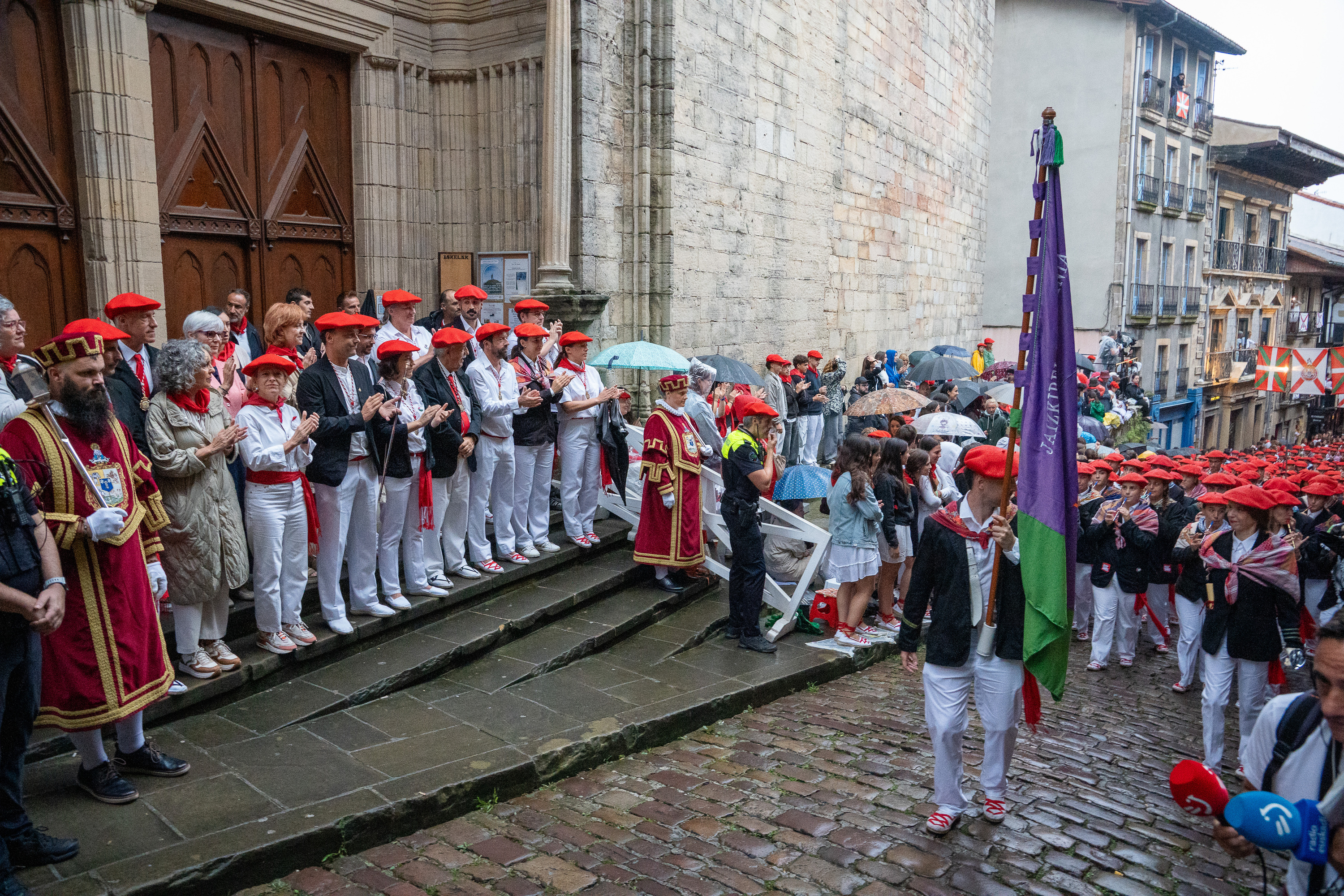 Jaizkibel konpainiaren iazko desfilea, erakundeen ordezkarien aurretik pasatzen. AITOR KARASATORRE / FOKU