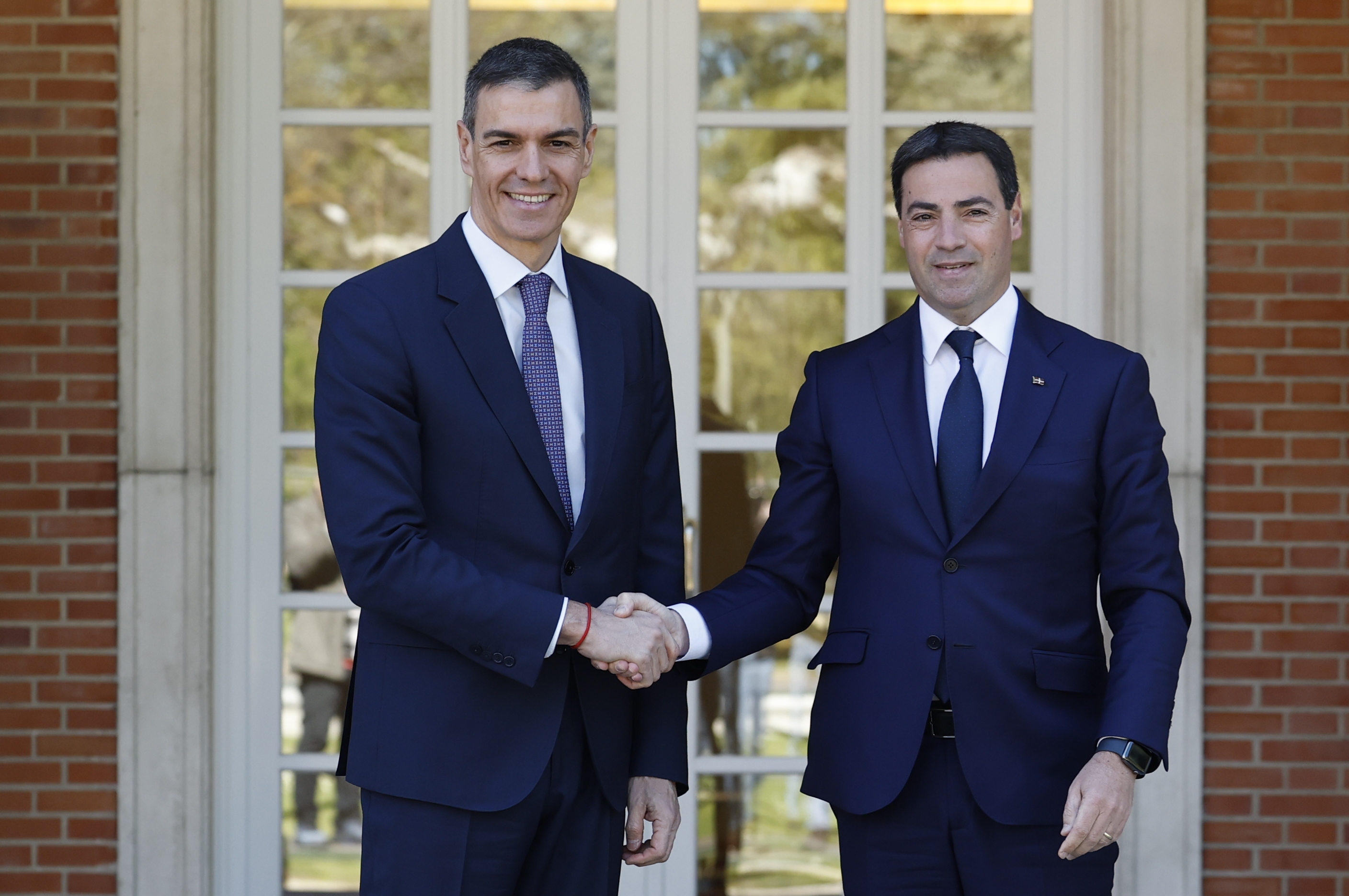 Pedro Sanchez eta Imanol Pradales Moncloa jauregian elkartu dira gaur, Madrilen. CHEMA MOYA / EFE
