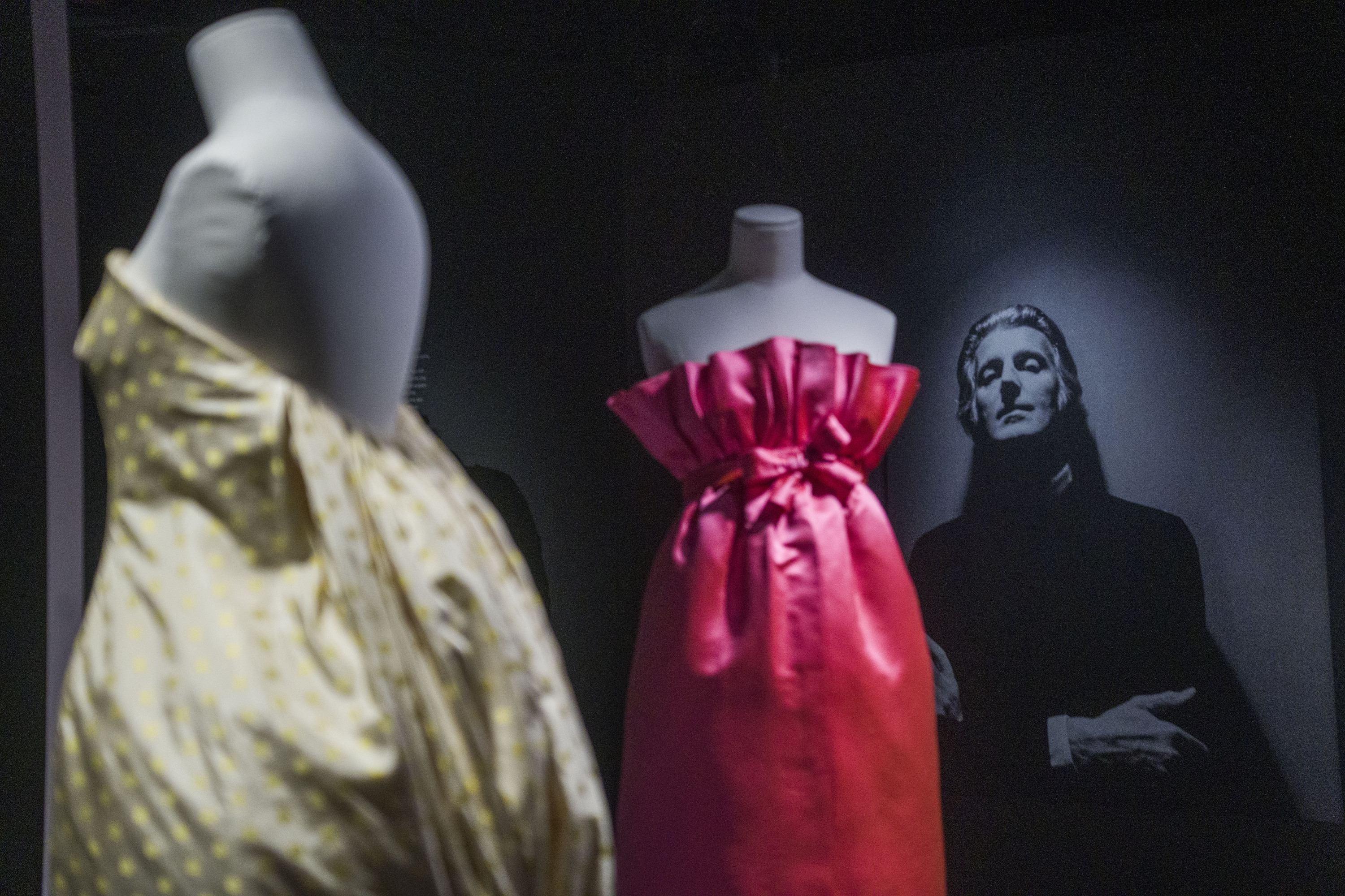 Hubert de Givenchyren soinekoak eta argazki bat, 'The Givenchiaga Family' erakusketan. JON URBE / FOKU