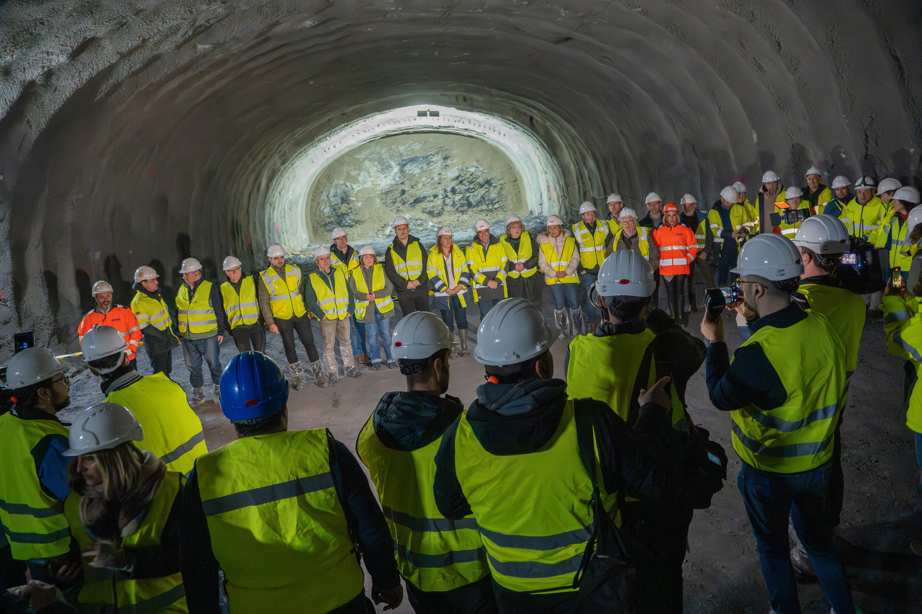 Ipar hegaleko zuloaren amaieran, Nafarroako Gobernuko eta udaletako ordezkariak, eraikuntza enpresetako kideak eta kazetariak. AITOR KARASATORRE / FOKU