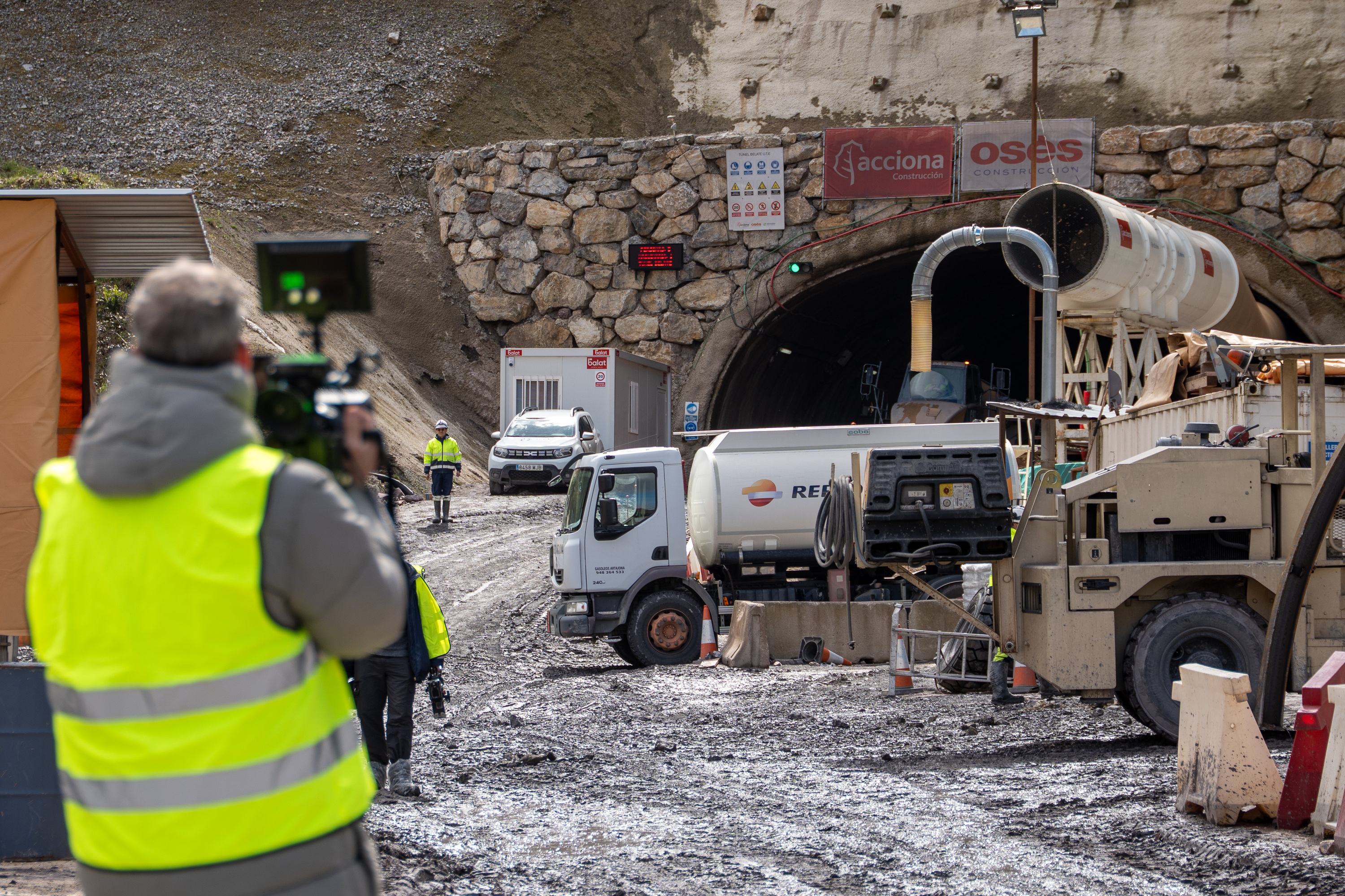 Belateko tunelaren ipar hegaleko sarbidea. Alboetan makinaria eta goikaldean, enpresen izenak zein segurtasun neurriak. AITOR KARASATORRE / FOKU