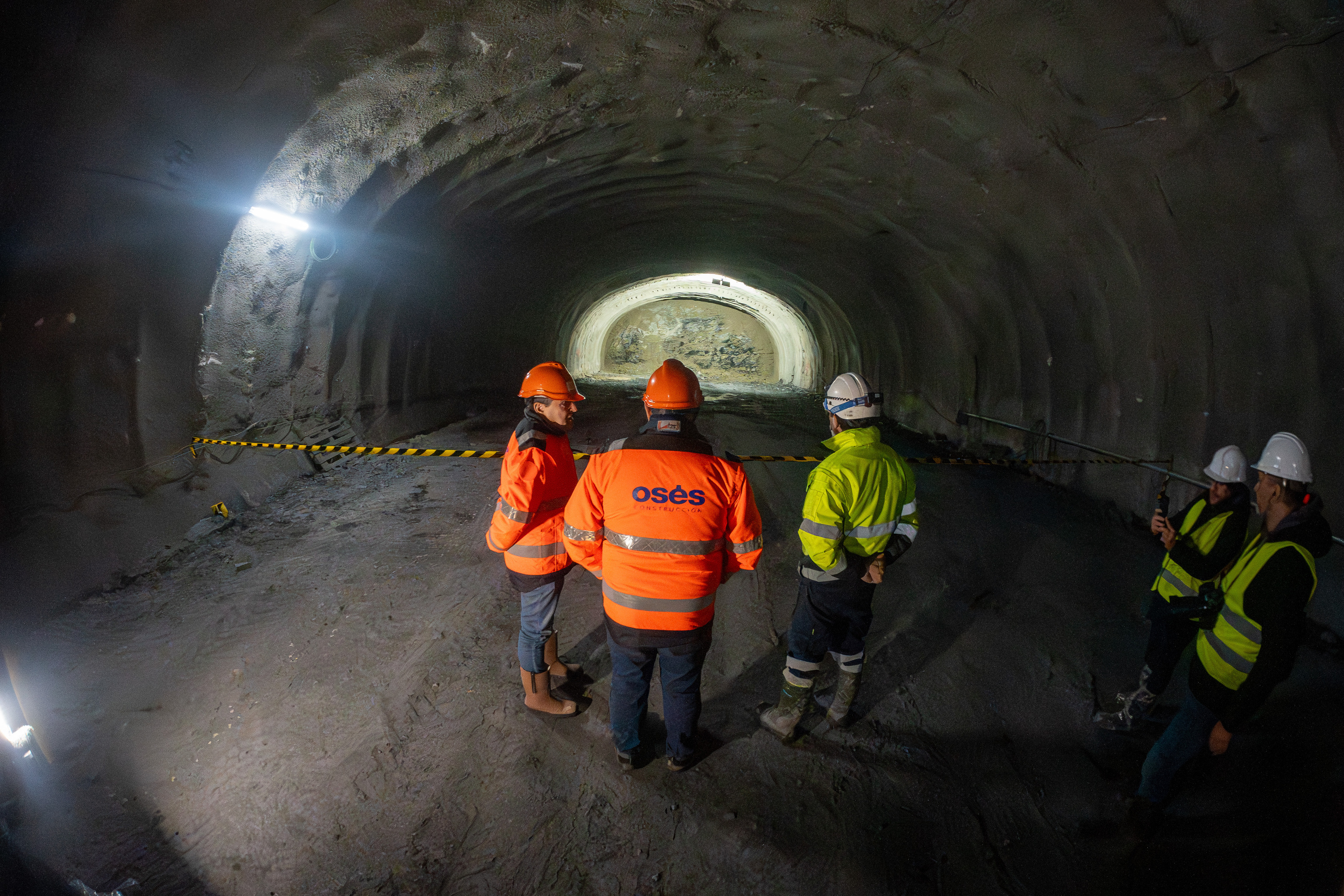 Oses eta Accona eraikuntza enpresetako kideak zulatu beharreko hormari begira. AITOR KARASATORRE / FOKU