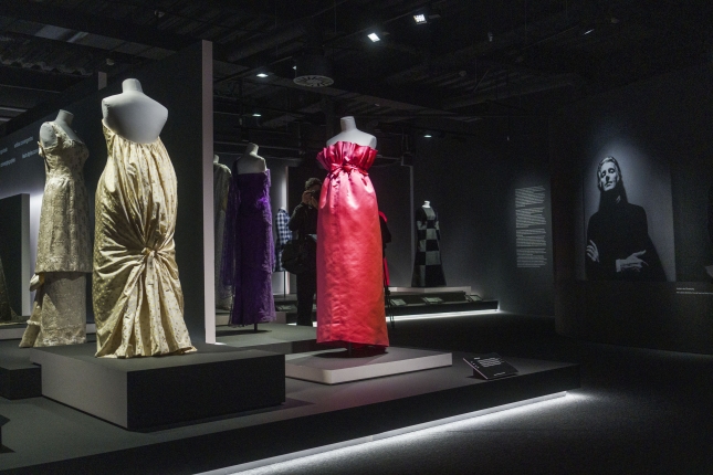 Balentziagaren eta Givenchyren lanak, Getariako erakusketan. JON URBE / FOKU Balentziagaren eta Givenchyren lanak, Getariako erakusketan. JON URBE / FOKU