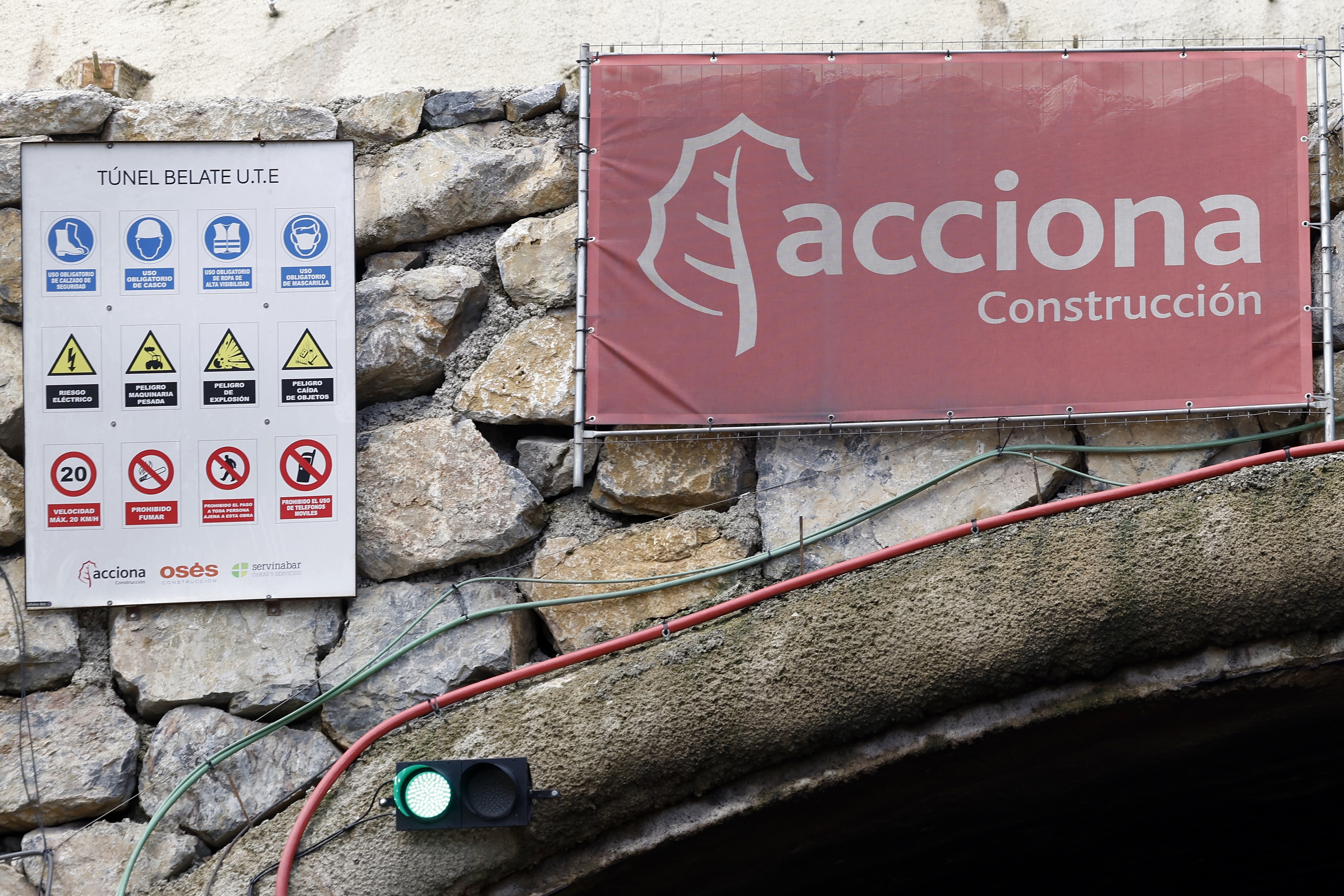 Accionaren kartela eta ondoan segurtasun neurrien inguruko kartela. JESUS DIGES / EFE 