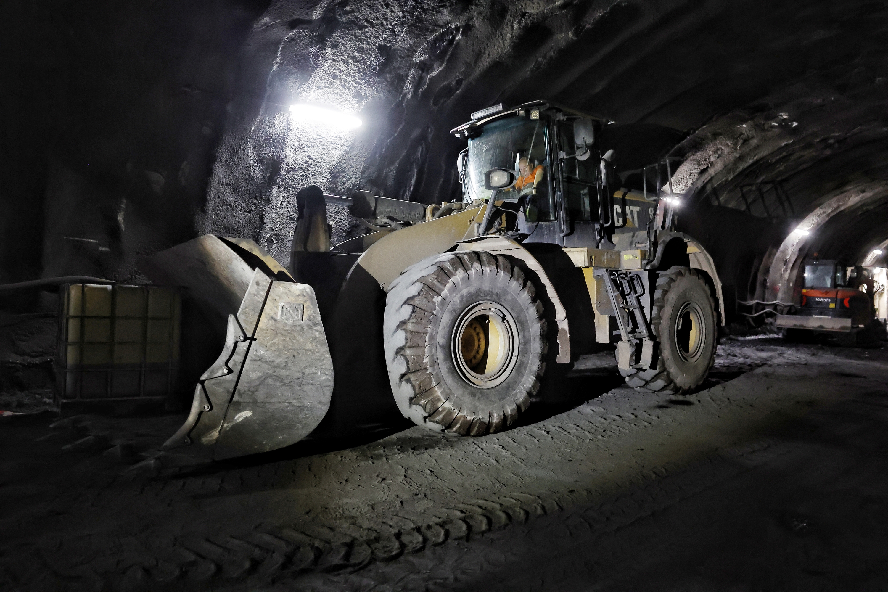 Tunel barruan, materiala eramateko hondeamakina bat. JESUS DIGES / EFE