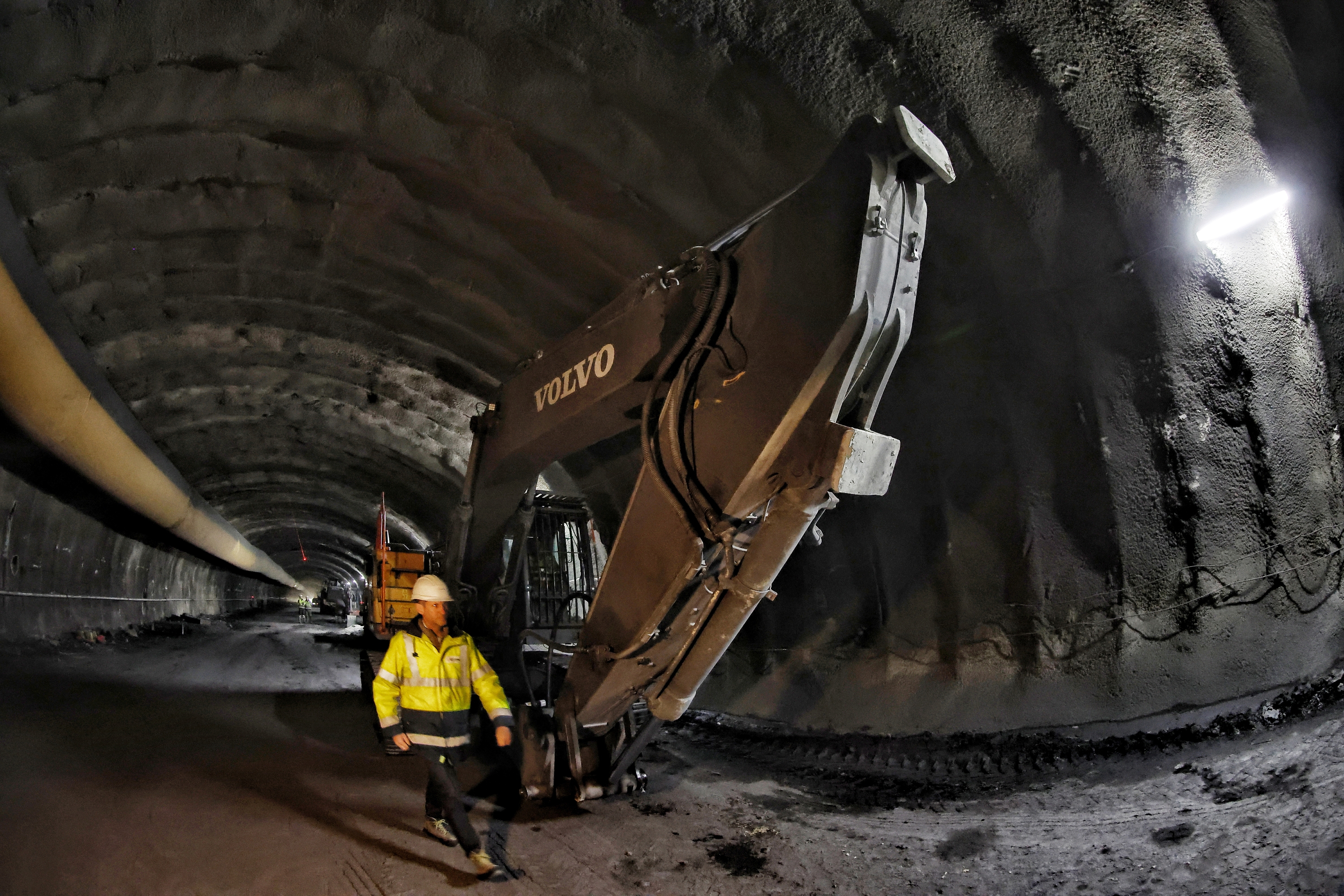 Makinaria eta tunel barrua aireberritzeko hodia. JESUS DIGES / EFE