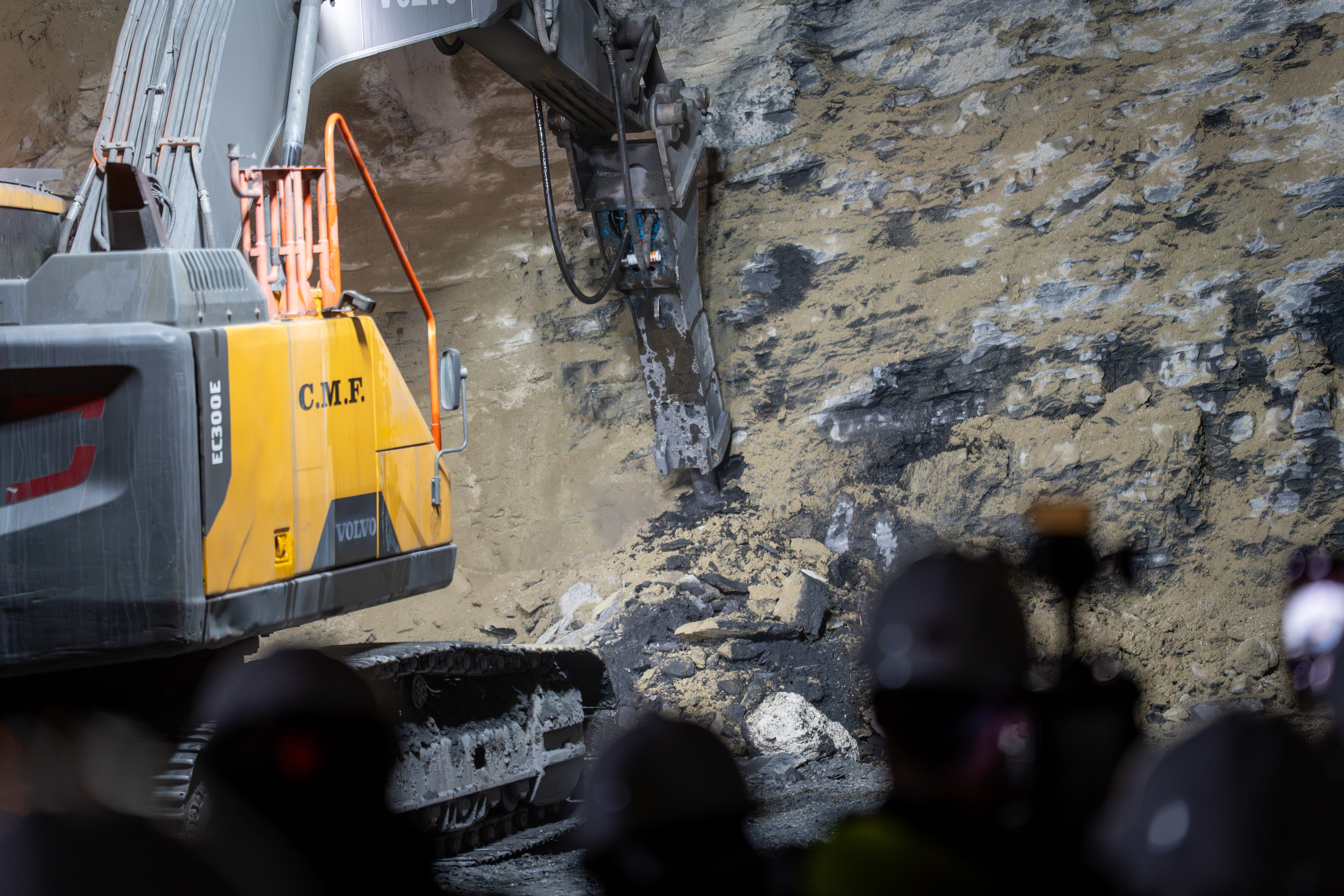 Horma biguina denez, makinaria erabiltzen dute. Arroka gogorra denean, lehergaiak. AITOR KARASATORRE / FOKU