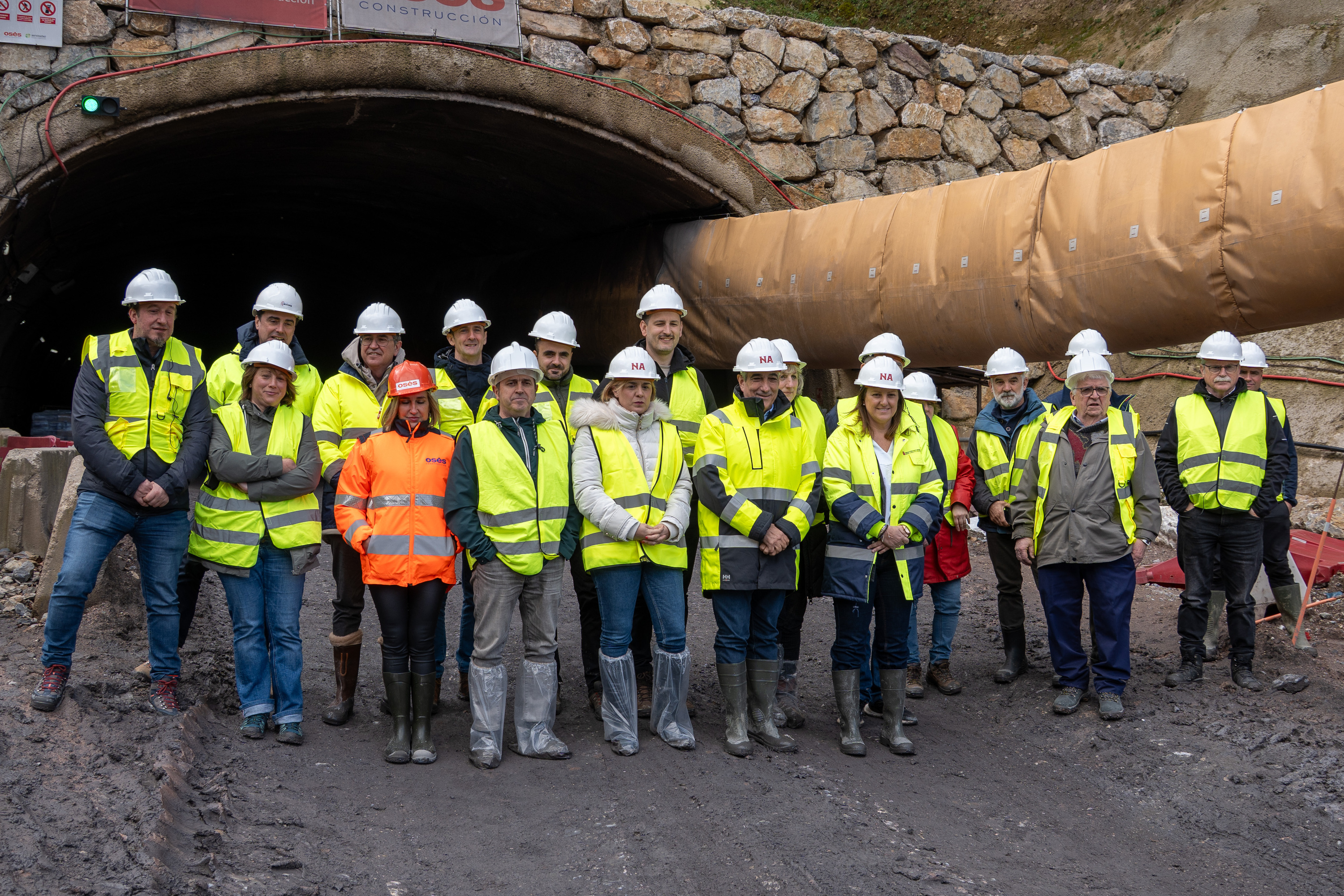 BIsitan izan diren Nafarroako Gobernuko agintariak, N-121 errepidea igarotzen den inguruko udalerrietako ordezkariak eta enpresetako kideak. AITOR KARASATORRE / FOKU