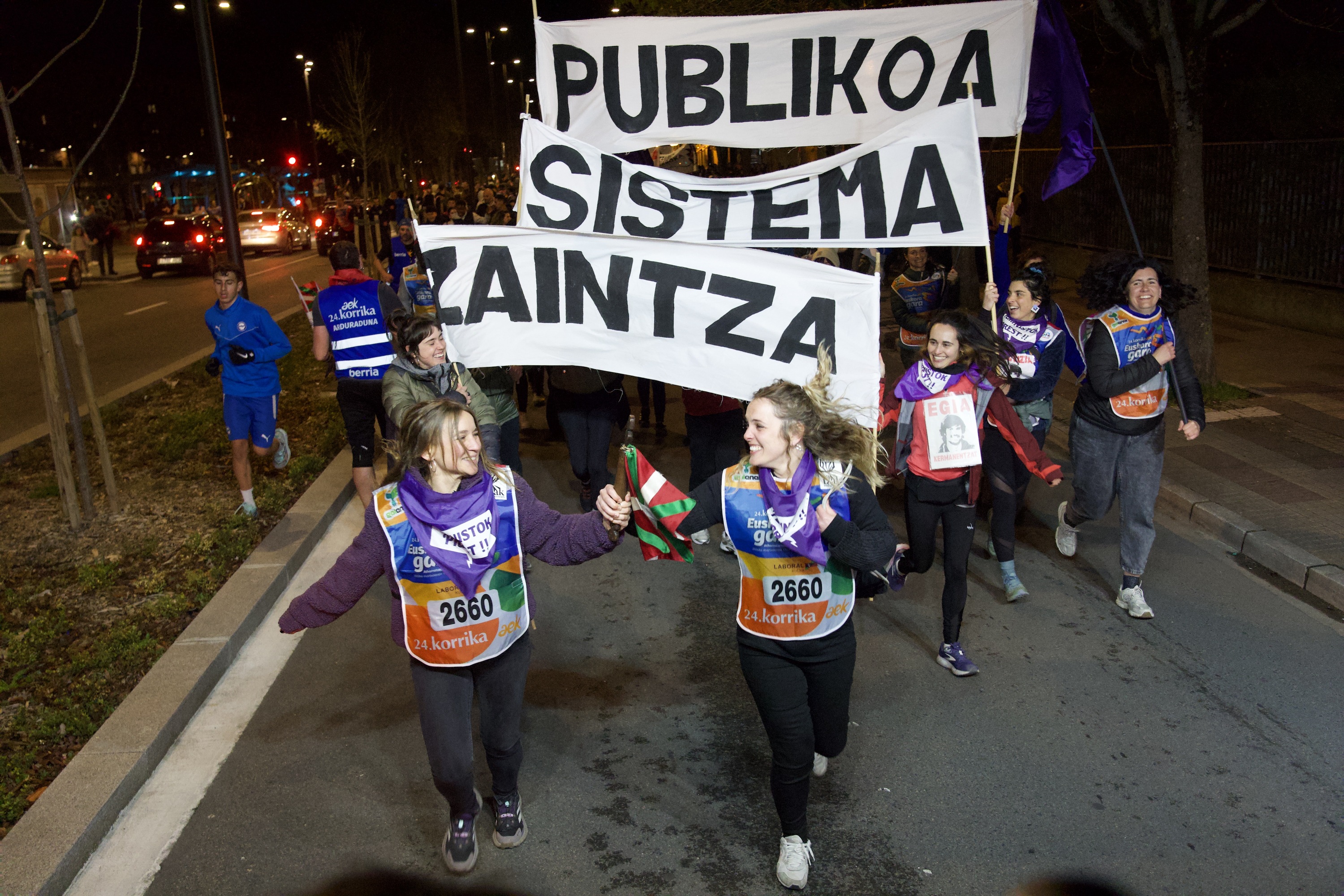 Gasteizko Mugimendu Feministako kideak lekukoarekin. ENDIKA PORTILLO / FOKU