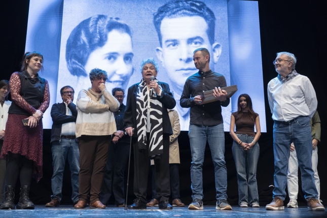 Koldo Leoz Lizarrako alkate ohia eta alboan Fortunago Agirreren alaba Mikele Agirre eta haren biloba Irantzu. RAUL BOGAJO / FOKU