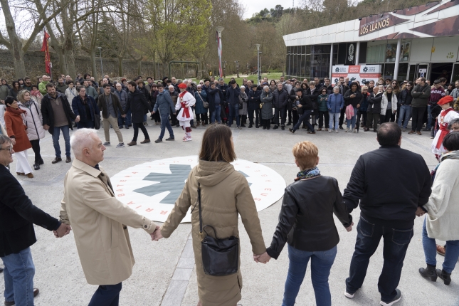 Sarreran, Los Llanosera bertaratutako hainbat eragile eskutik helduta, katean. RAUL BOGAJO / FOKU