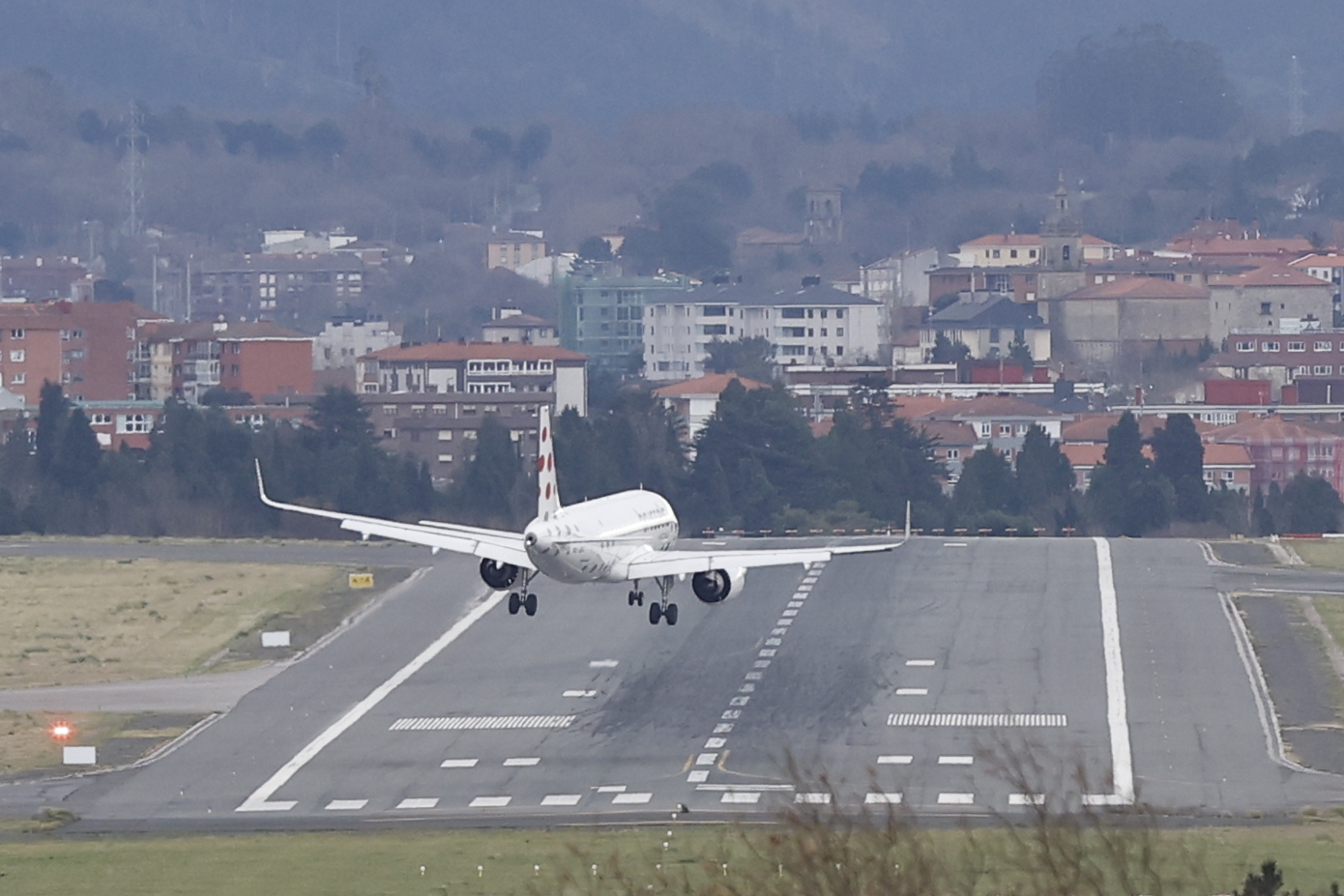 Hegazkin bat lur hartzen Loiuko aireportuan, haize bortitzarekin. MIGUEL TOÑA / EFE