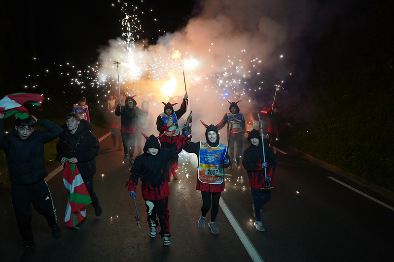 Deabruek ere euskararen alde korri egiten dute. AEK