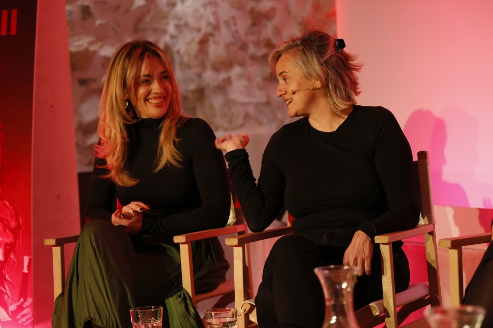 Ainhoa Etxebarria eta Ane Rotaetxe Tamara ta Mara euskarazko telesailaren aurkezpenean, Crossover jaialdiaren barne. Ainhoa Etxebarria eta Ane Rotaetxe Tamara ta Mara euskarazko telesailaren aurkezpenean, Crossover jaialdiaren barne.