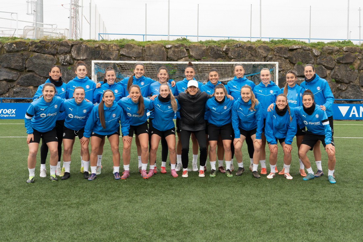 Alaveseko jokalariak gaurko entrenamendua hasi aurretik. ALAVES