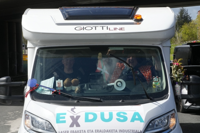 DJ Bull eta bere taldea autokarabanan. AEK-KORRIKA DJ Bull eta bere taldea autokarabanan. AEK-KORRIKA